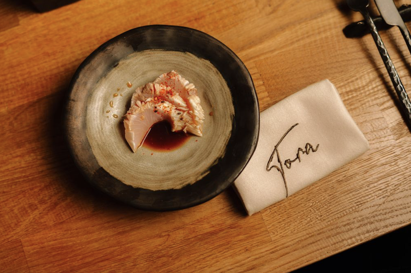 Plato de TORA, uno de los restaurantes de referencia en Ibiza solo disponible este verano
