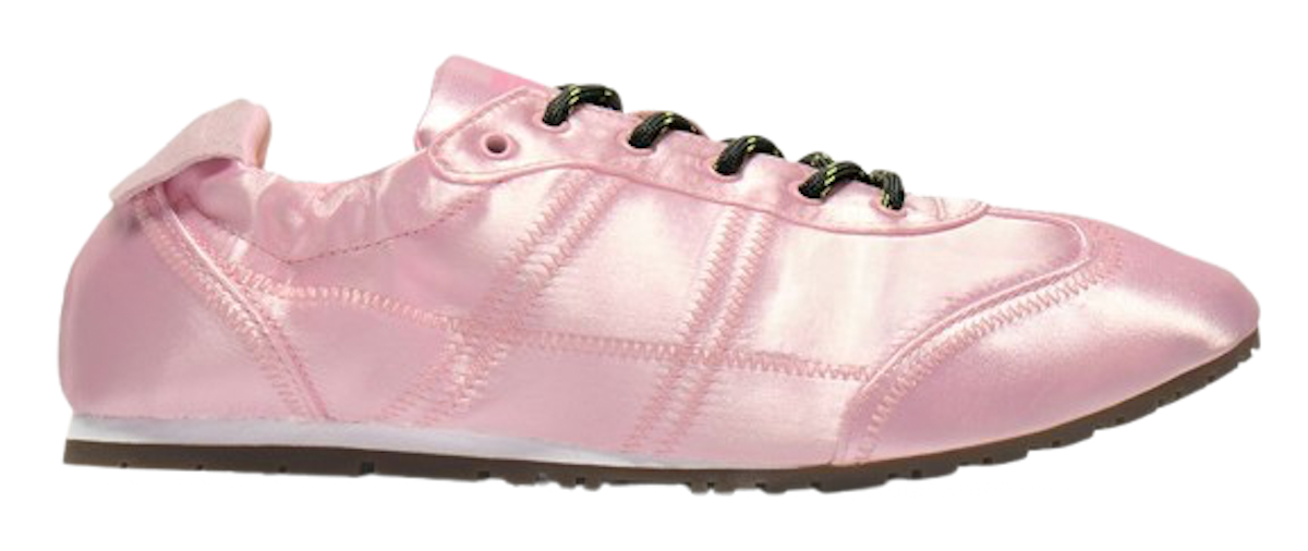 Zapatillas rosas de satén de Onitsuka Tiger. Precio: 210€