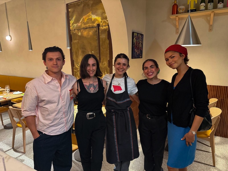 La pareja con el equipo de cocina de Trèsde, restaurante al que fueron a comer 