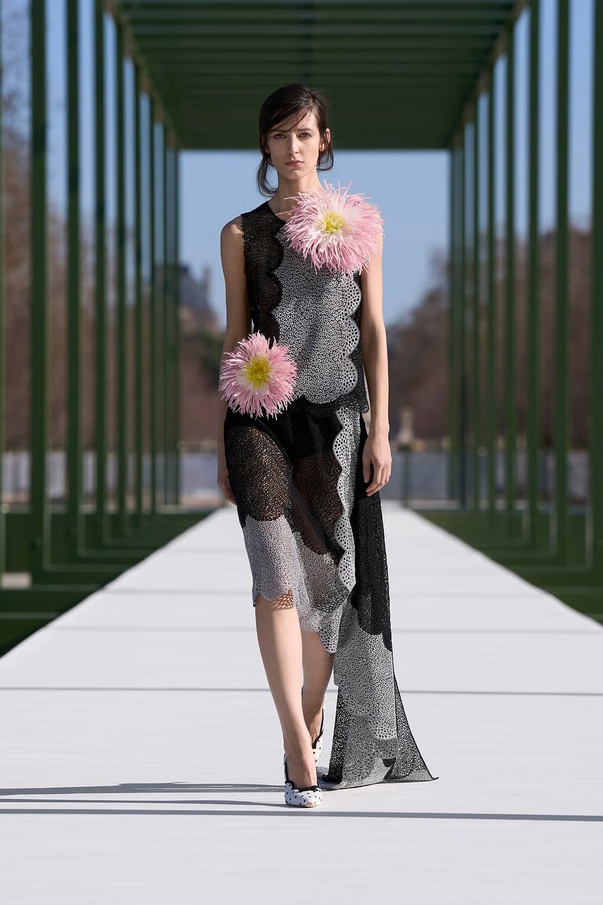 Las flores tridimensionales en Dior SS26 se convierten en el elemento protagonista de esta propuesta de pasarela, una de las claves que define el regreso del flowercore en 2026