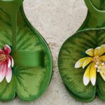 Las flores también conquistan los accesorios en la colección Dior Primavera-Verano 2026, donde las aplicaciones tridimensionales transforman unas sandalias en auténticas piezas de joyería floral