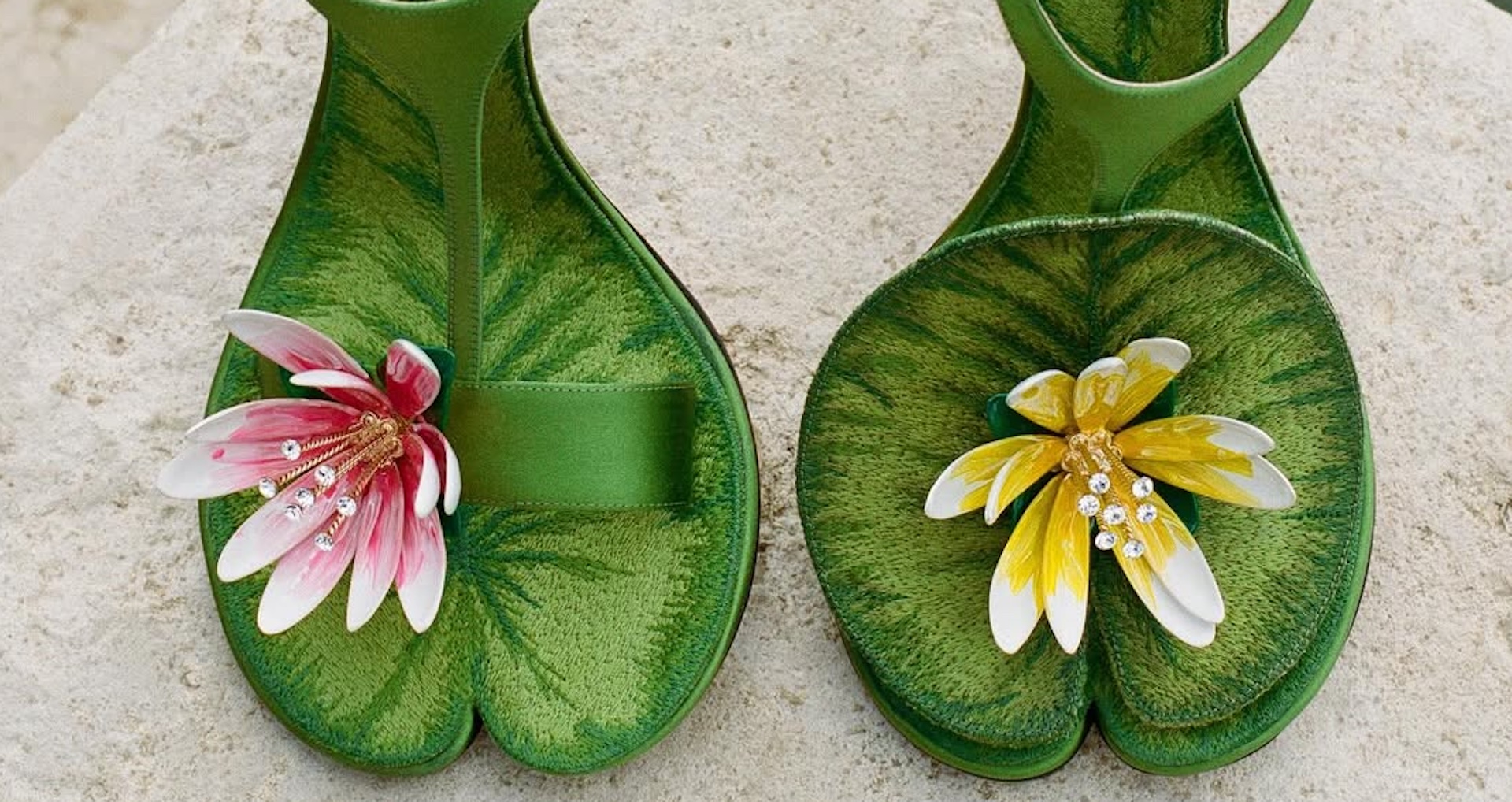 Las flores también conquistan los accesorios en la colección Dior Primavera-Verano 2026, donde las aplicaciones tridimensionales transforman unas sandalias en auténticas piezas de joyería floral