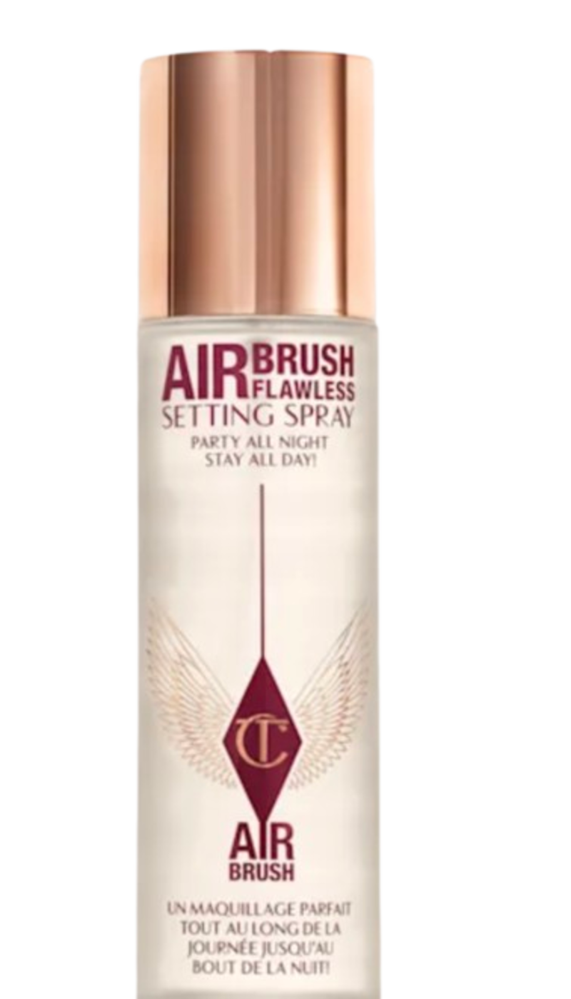 Airbrush Flawless Setting Spray de Charlotte Tilbury, uno de los fijadores más populares para lograr un acabado natural y una piel efecto filtro. Precio: 39,99€