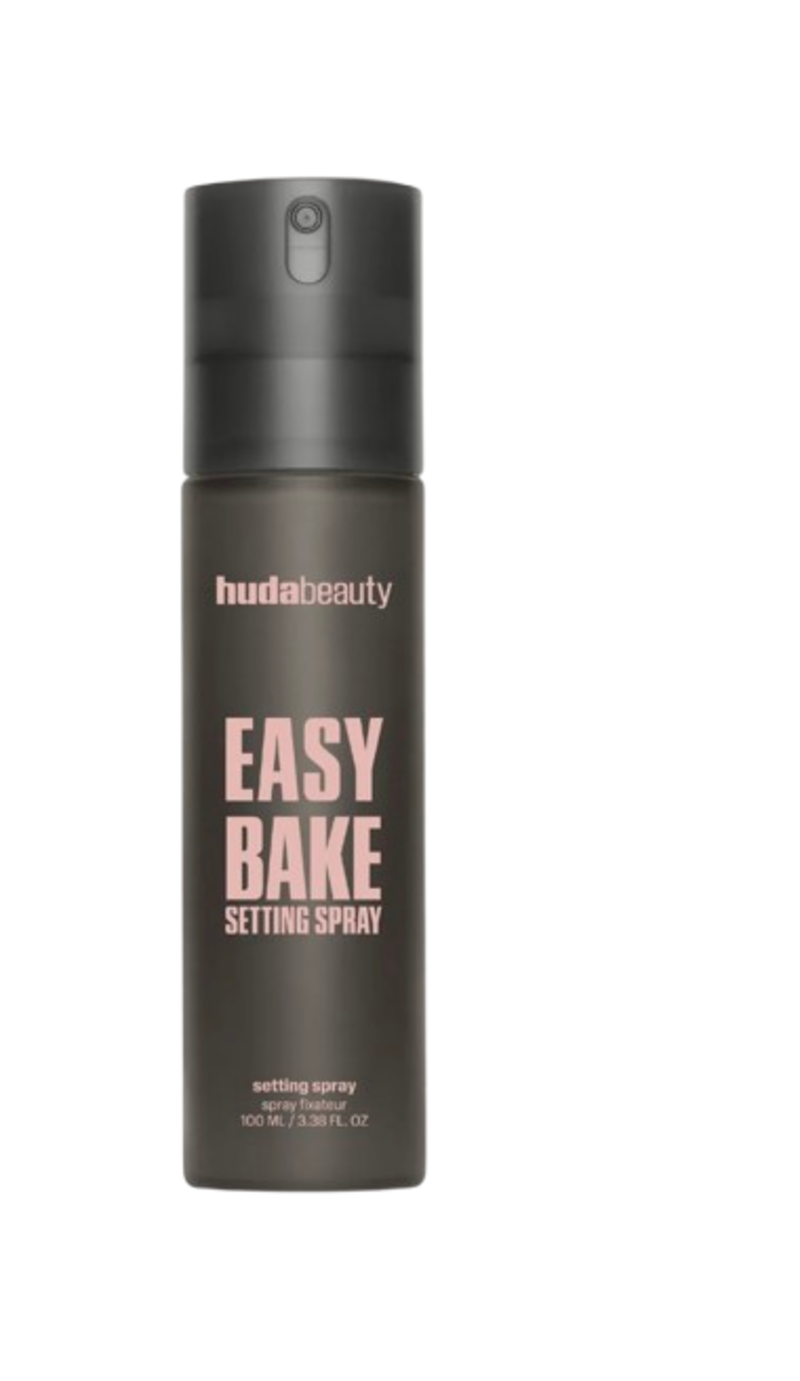 Easy Bake Setting Spray de Huda Beauty, ideal para minimizar la apariencia de los poros y controlar los brillos durante horas. Precio 34€