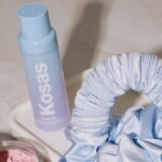 Los mejores setting sprays para fijar el maquillaje este verano y conseguir un acabado impecable durante horas. Imagen: @kosas