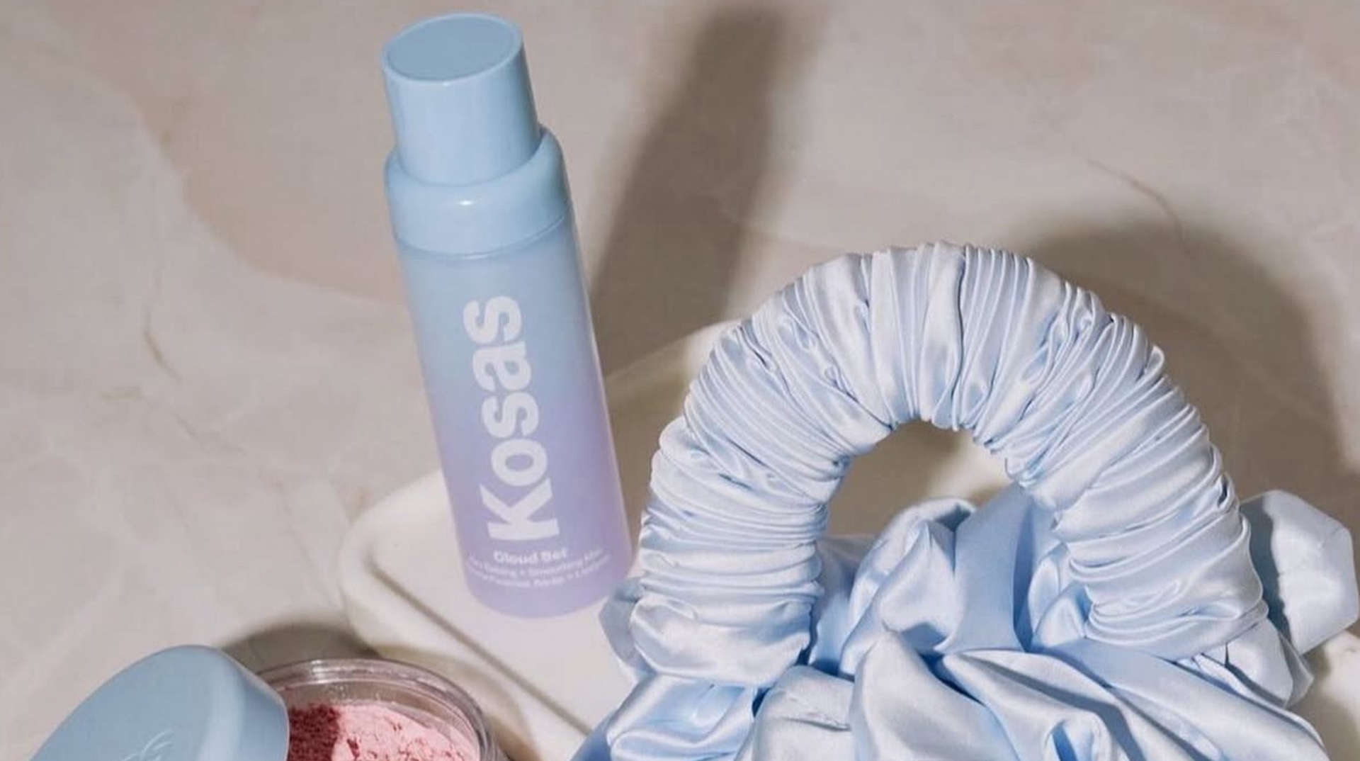 Los mejores setting sprays para fijar el maquillaje este verano y conseguir un acabado impecable durante horas. Imagen: @kosas