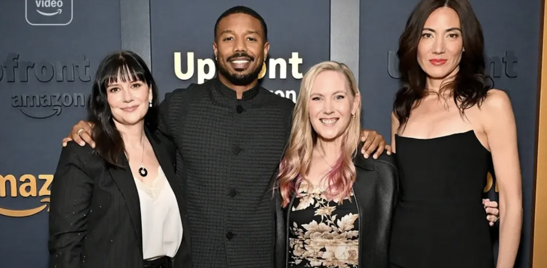 Rebecca Yarros junto al equipo creativo de la adaptación de «Alas de sangre» («Fourth Wing»), la exitosa saga de fantasía que Prime Video llevará a la pantalla. Imagen: @seriofilostv