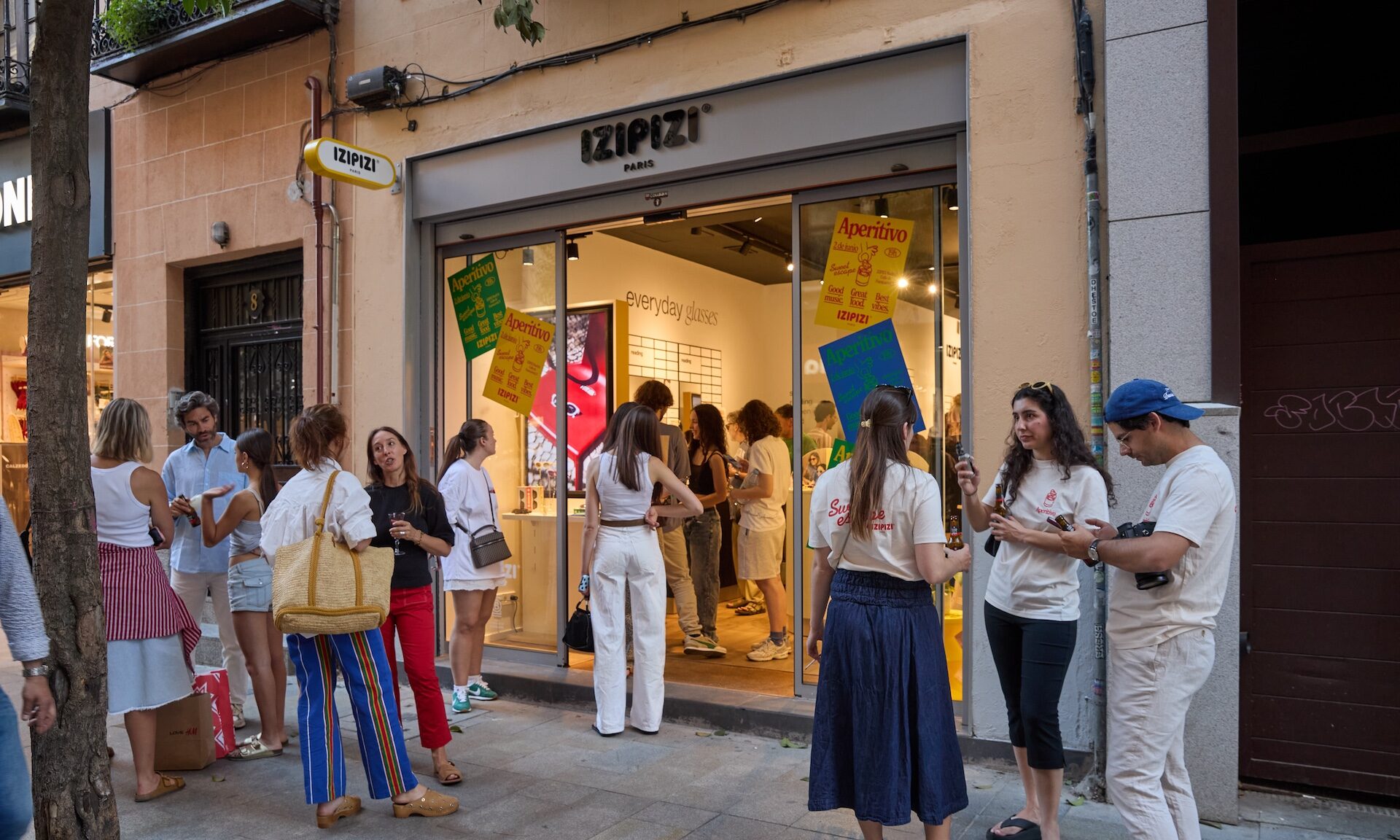 Invitados durante la inauguración de la primera tienda de IZIPIZI en Madrid. Imagen: @andreahurtado_photo 101