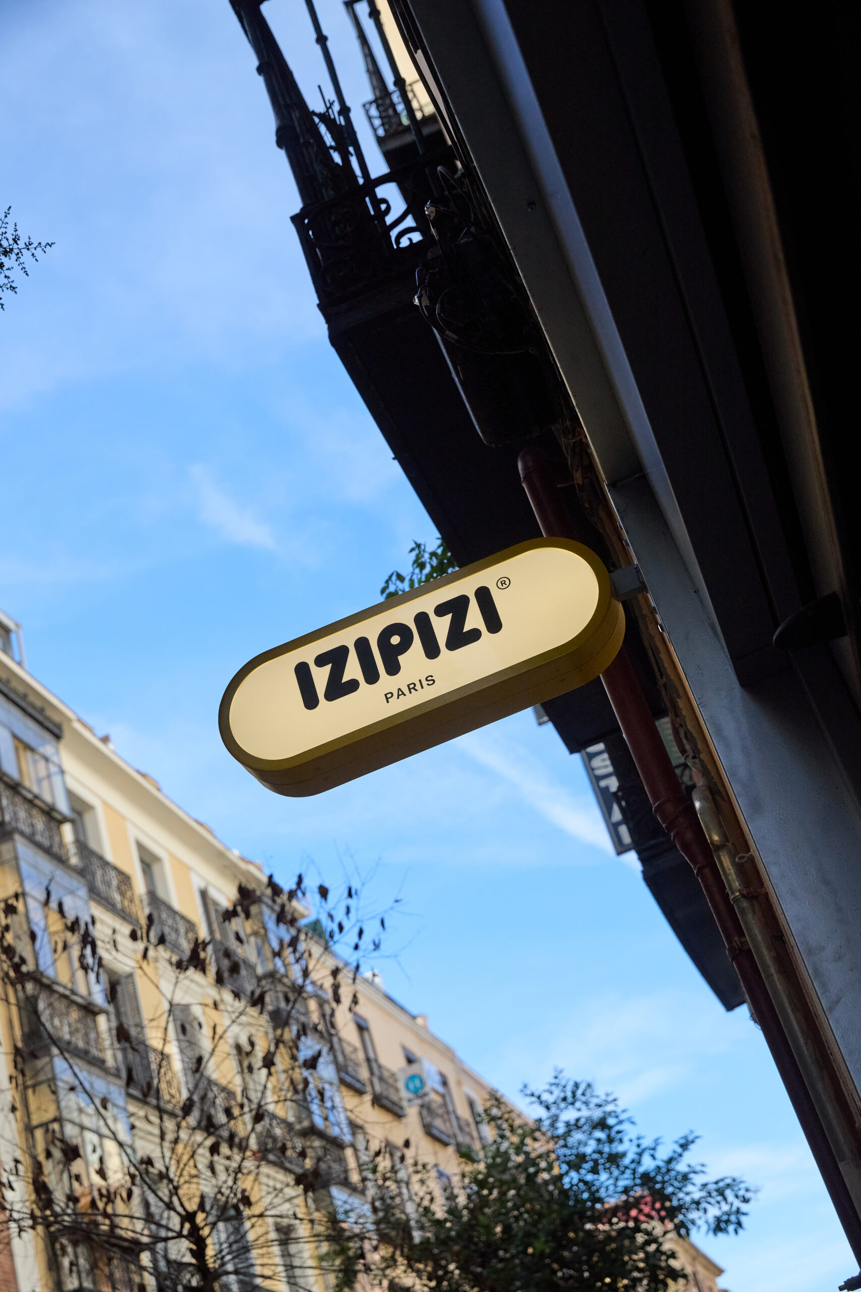 Rótulo exterior de IZIPIZI en su nuevo espacio comercial de Madrid. Imagen: @andreahurtado_photo