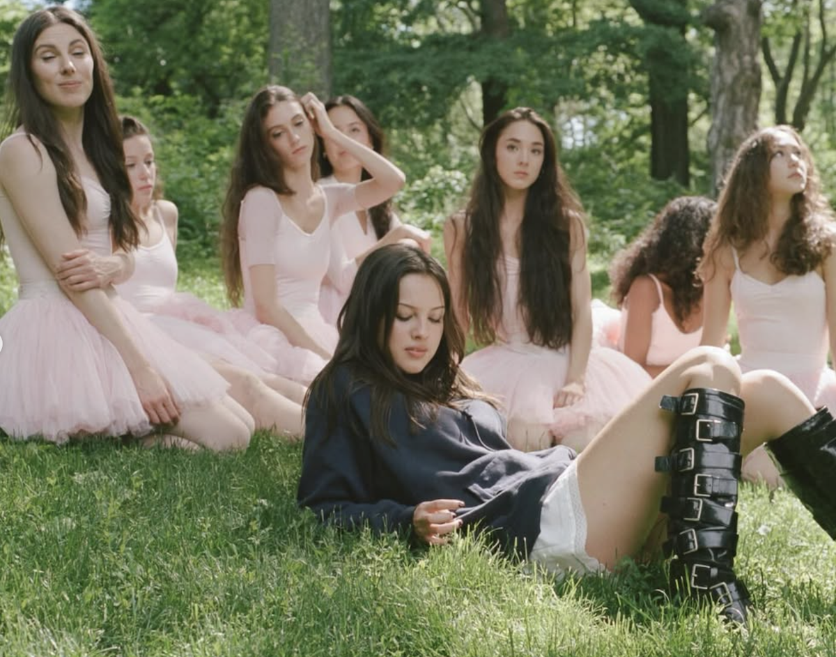 Olivia Rodrigo ha consolidado una comunidad global gracias a una narrativa artística coherente que trasciende el éxito de sus singles. Imagen: @oliviarodrigo
