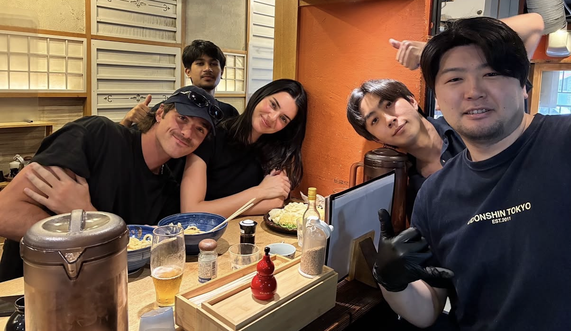La cita de Kendall Jenner y Jacob Elordi en Udon Shin ha convertido los noodles japoneses en el nuevo capricho foodie del momento. Imagen: udon_shin.official