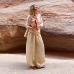 Sofía Hamela combina unos pantalones bombachos beige con prendas neutras en un estilismo relajado y elegante. Imagen: @sofiahamela