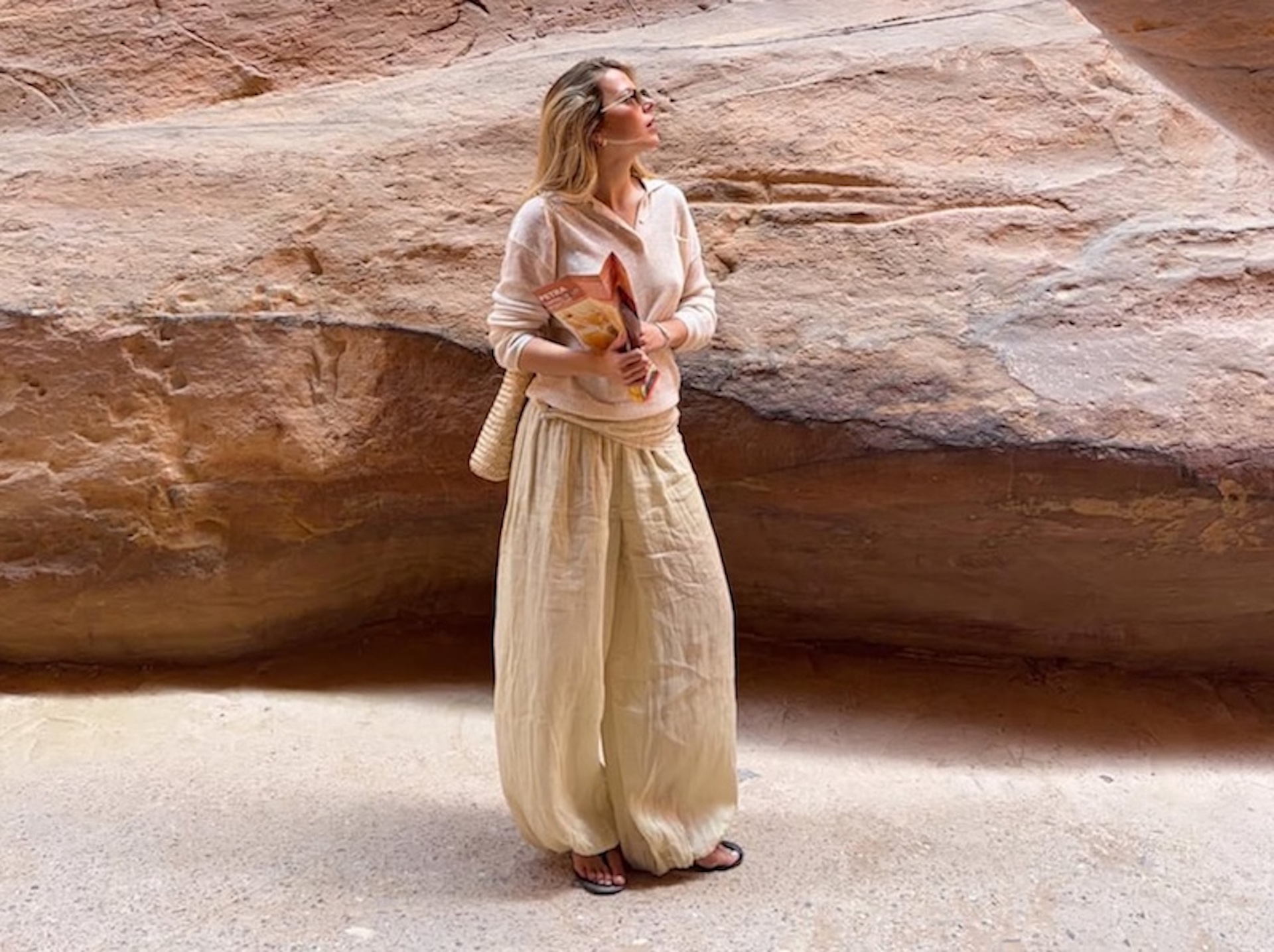 Sofía Hamela combina unos pantalones bombachos beige con prendas neutras en un estilismo relajado y elegante. Imagen: @sofiahamela