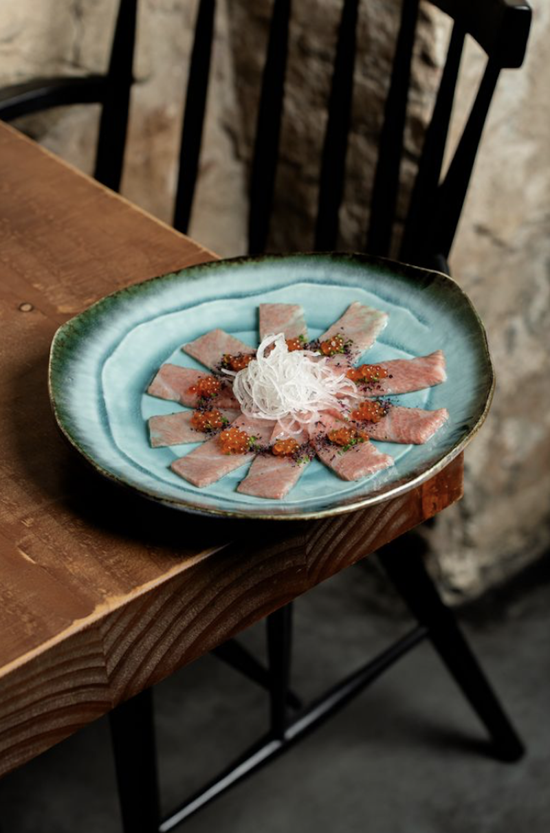 Usuzukuri de toro, uno de los platos estrella de Robata Barcelona