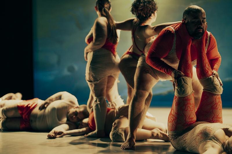 Escena de «SACRESIZE», el ballet de Alberto Velasco que reivindica la diversidad corporal sobre el escenario. Imagen: Cortesía de Dominik Valvo