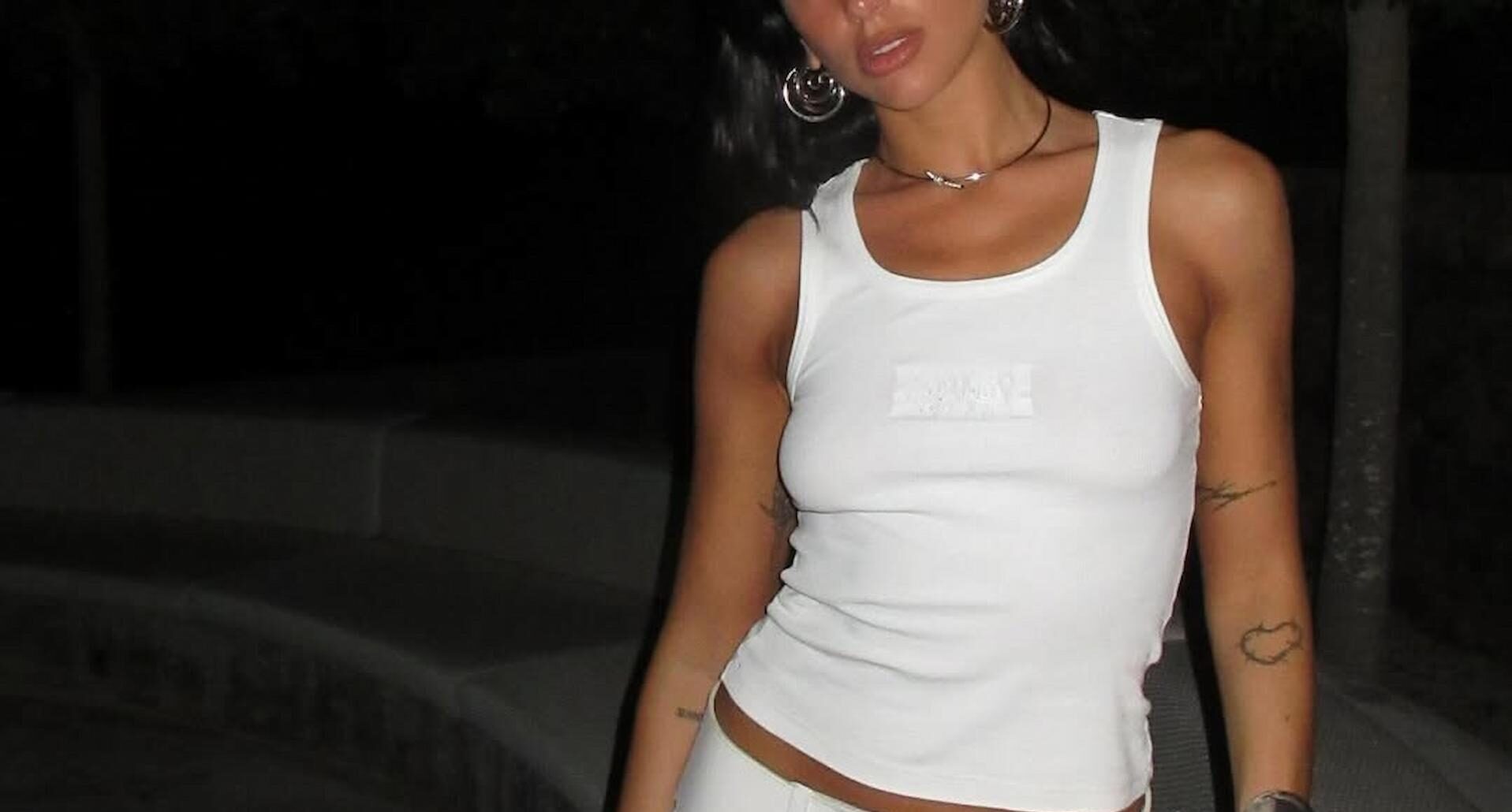 El TANK TOP vuelve a ser el básico más importante del verano. Imagen: @dualipa