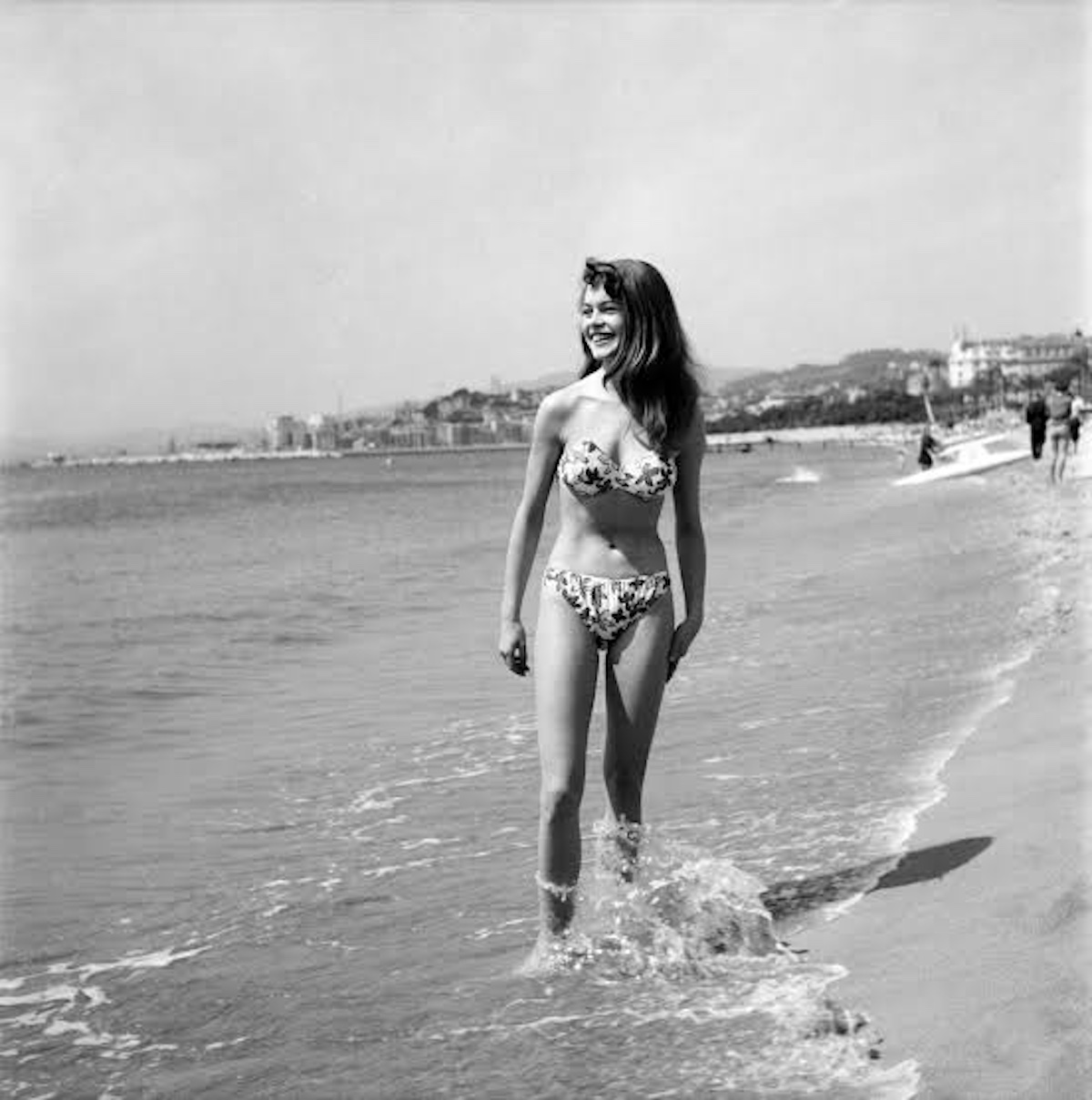Micheline Bernardini fue la primera mujer en presentar el bikini diseñado por Louis Réard en París en 1946. Imagen @60s_angels