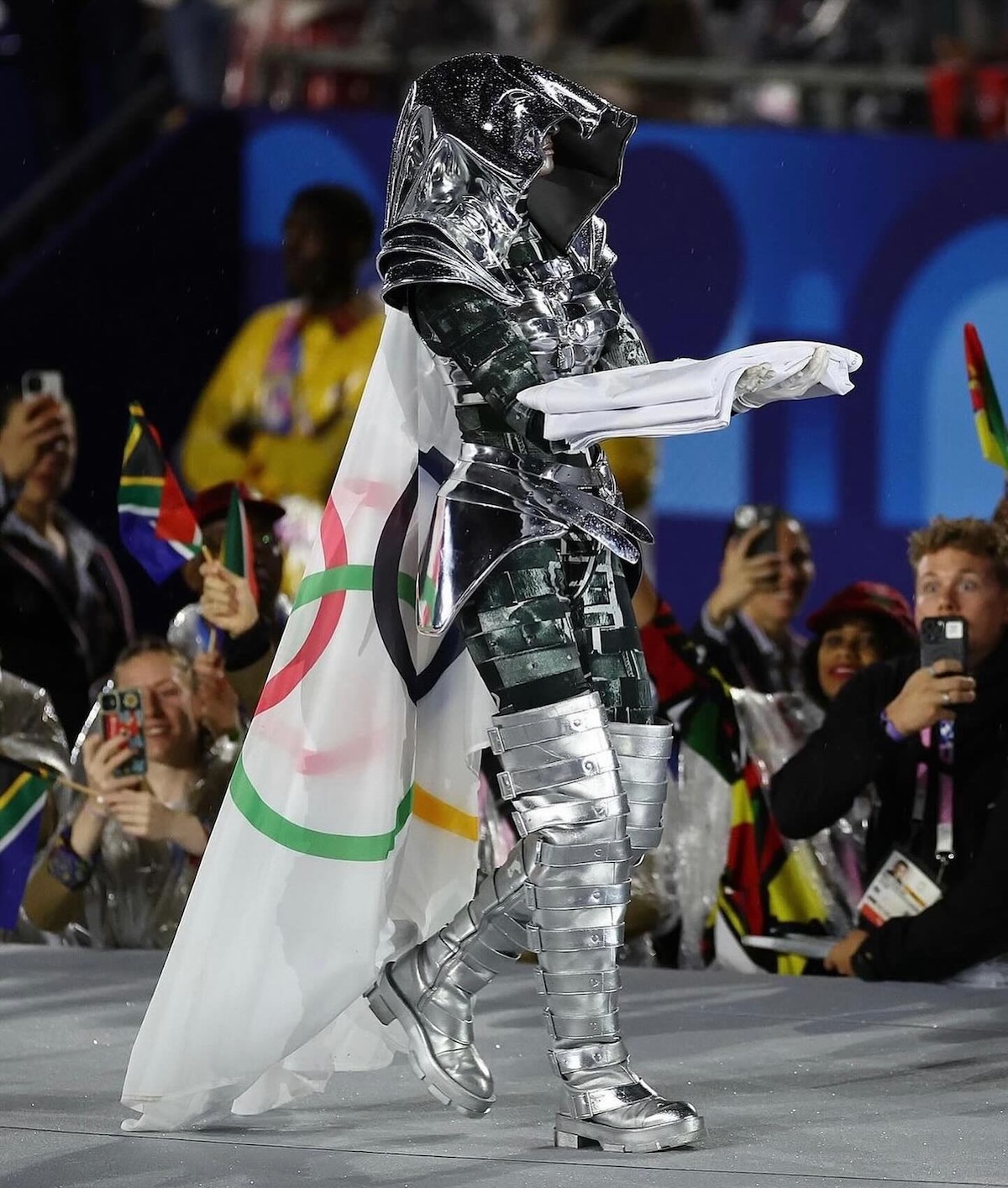 La ceremonia de apertura de los Juegos Olímpicos de París 2024 convirtió el diseño, la moda y la puesta en escena en protagonistas de uno de los mayores escaparates deportivos del mundo. Imagen: @visualtales