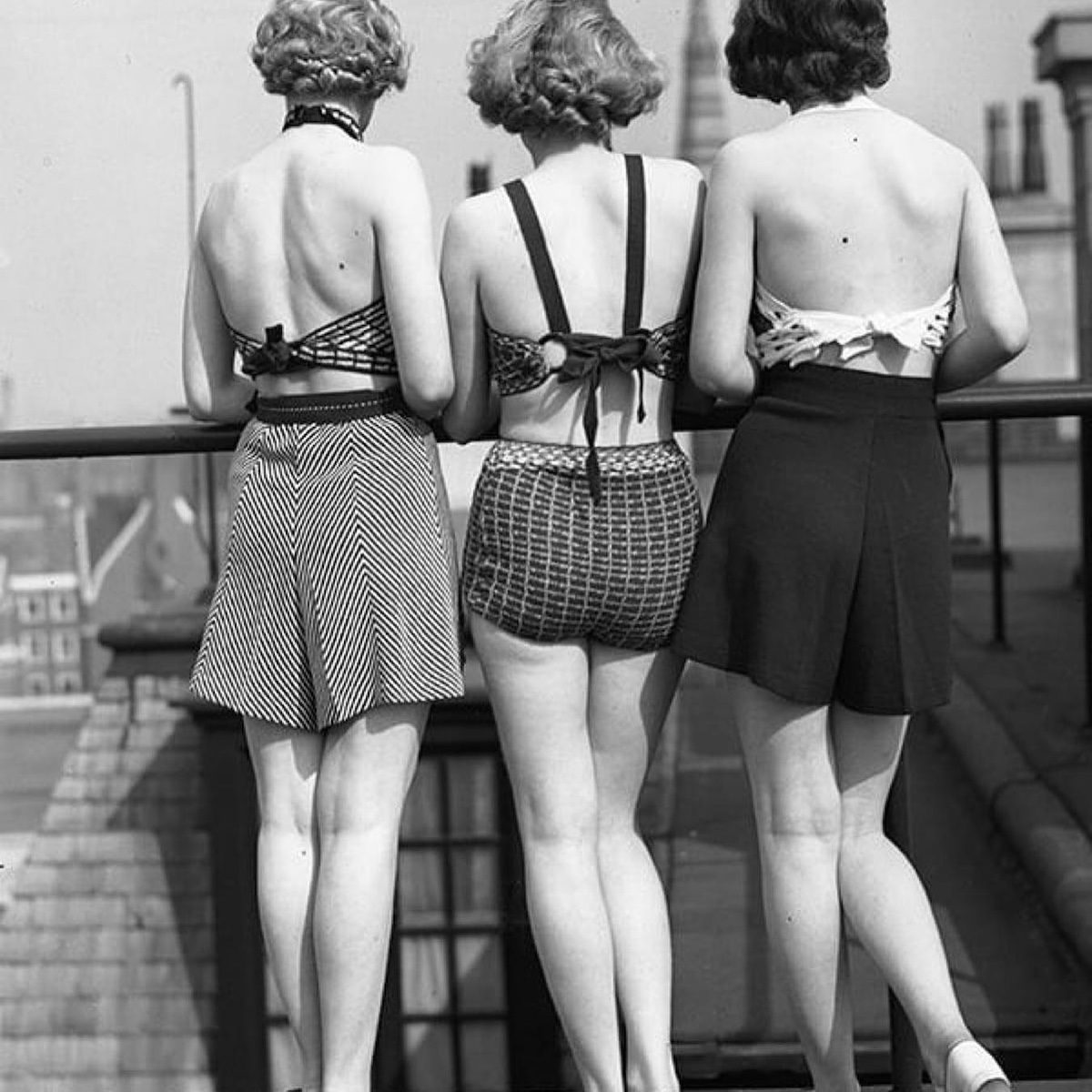 Los primeros bañadores femeninos del siglo XX cubrían gran parte del cuerpo siguiendo las normas de decoro de la época. Imagen @coccoyou