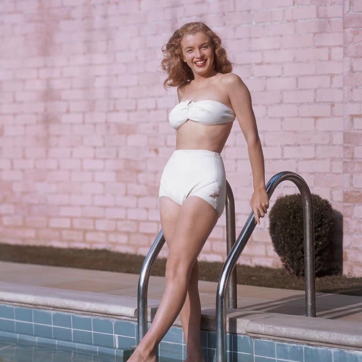 Marilyn Monroe ayudó a popularizar los bañadores de talle alto antes de la expansión definitiva del bikini moderno. Imagen @coccoyou