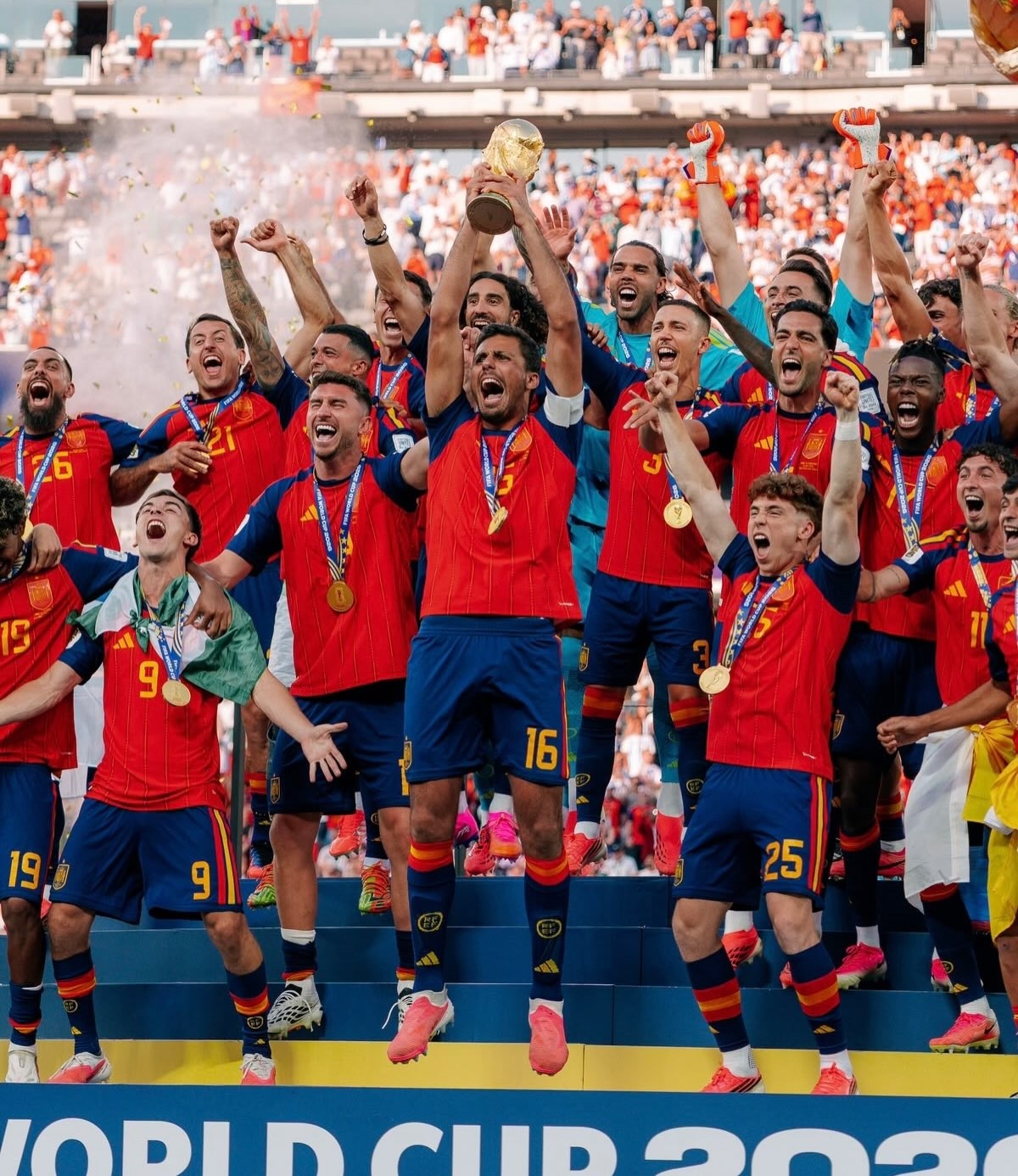 La Selección Española celebra su victoria en el Mundial 2026, un triunfo que consolida el rojo y el amarillo como símbolos deportivos con influencia en la moda y la cultura visual. Imagen: @davidbeckham