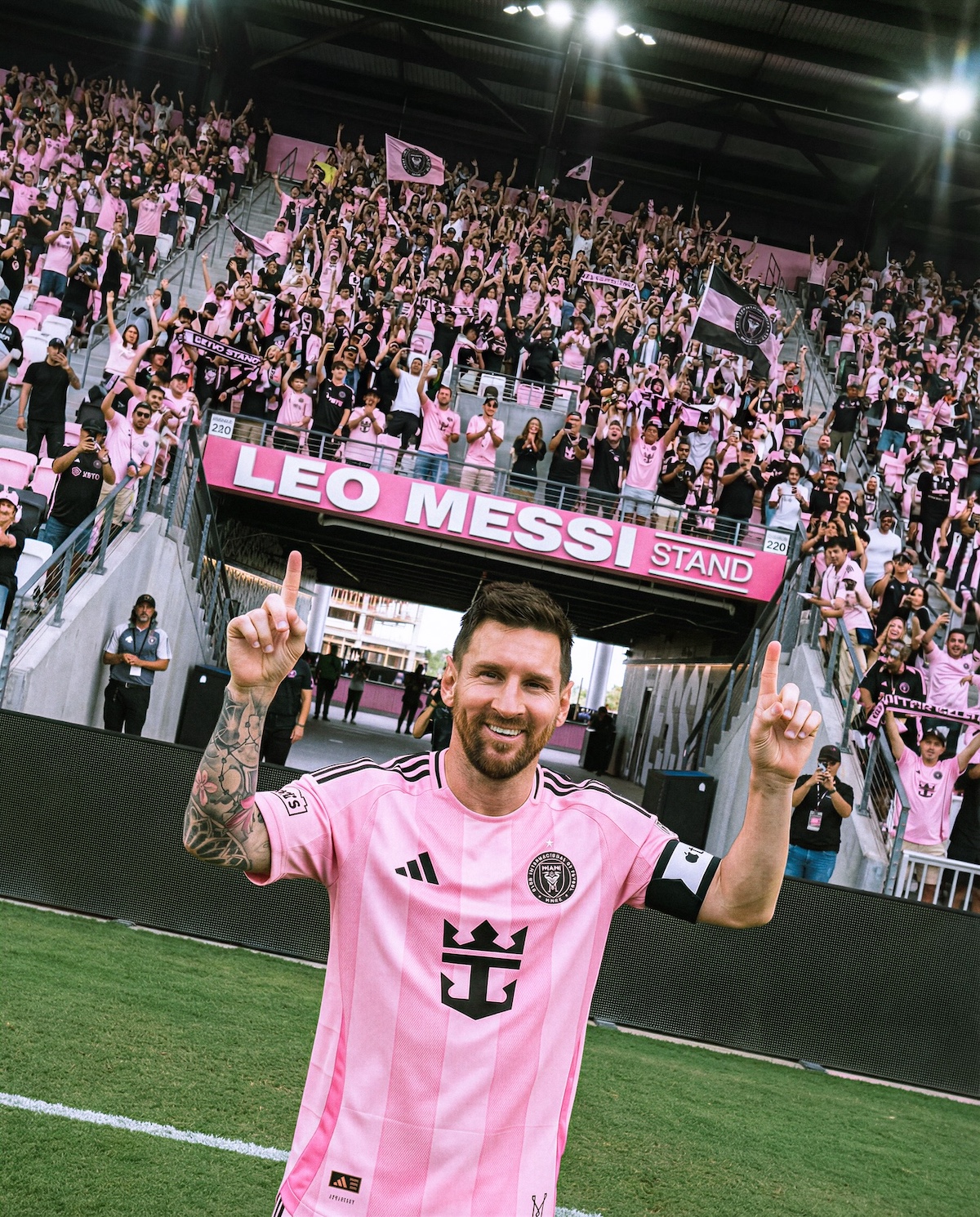 La llegada de Lionel Messi al Inter Miami convirtió la camiseta rosa del club en un fenómeno global, reforzando el protagonismo de este color dentro del deporte y la moda. Imagen: @fabriziorom