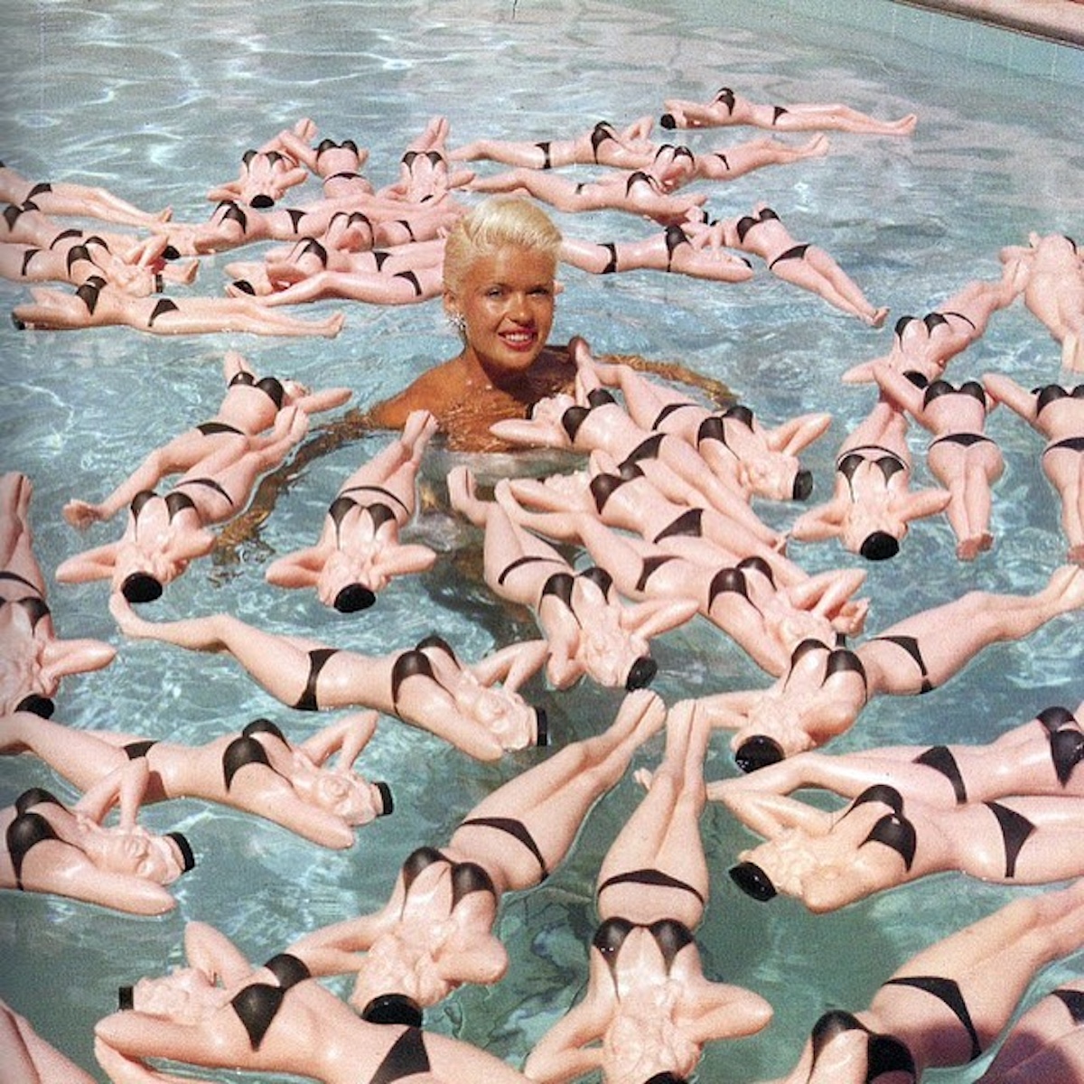 La artista Cindy Sherman reflexiona sobre la representación del cuerpo femenino utilizando el bikini como elemento simbólico. Imagen @gotweird