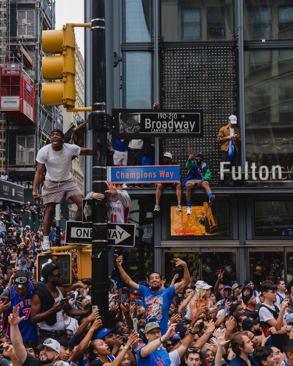 La celebración de los New York Knicks tras conquistar la NBA impulsó el protagonismo del azul, uno de los colores con mayor crecimiento en las tendencias de moda de 2026. Imagen: @hermcohen