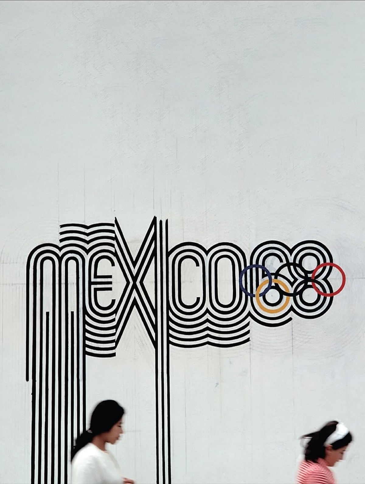 La identidad visual de los Juegos Olímpicos de México 1968, diseñada por Lance Wyman, revolucionó el diseño gráfico y sigue inspirando la moda contemporánea. Imagen: @kell.studio