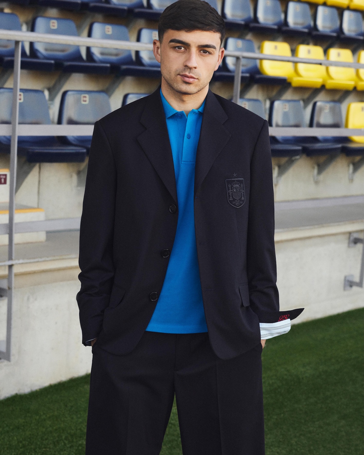 Loewe viste oficialmente a las selecciones nacionales de fútbol de España, reforzando la conexión entre la moda de lujo y el deporte a través de la sastrería contemporánea. Imagen: @loewe