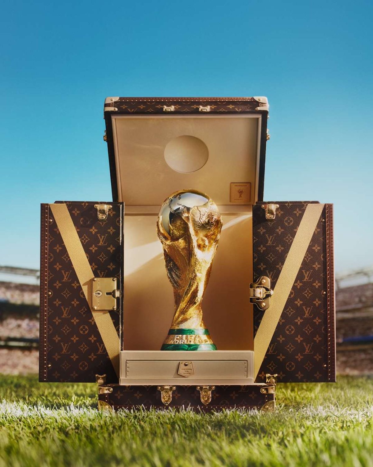 El icónico baúl de Louis Vuitton que transporta el trofeo de la Copa del Mundo simboliza la unión entre deporte, lujo y moda en uno de los rituales más vistos del fútbol mundial. Imagen: @louisvuitton