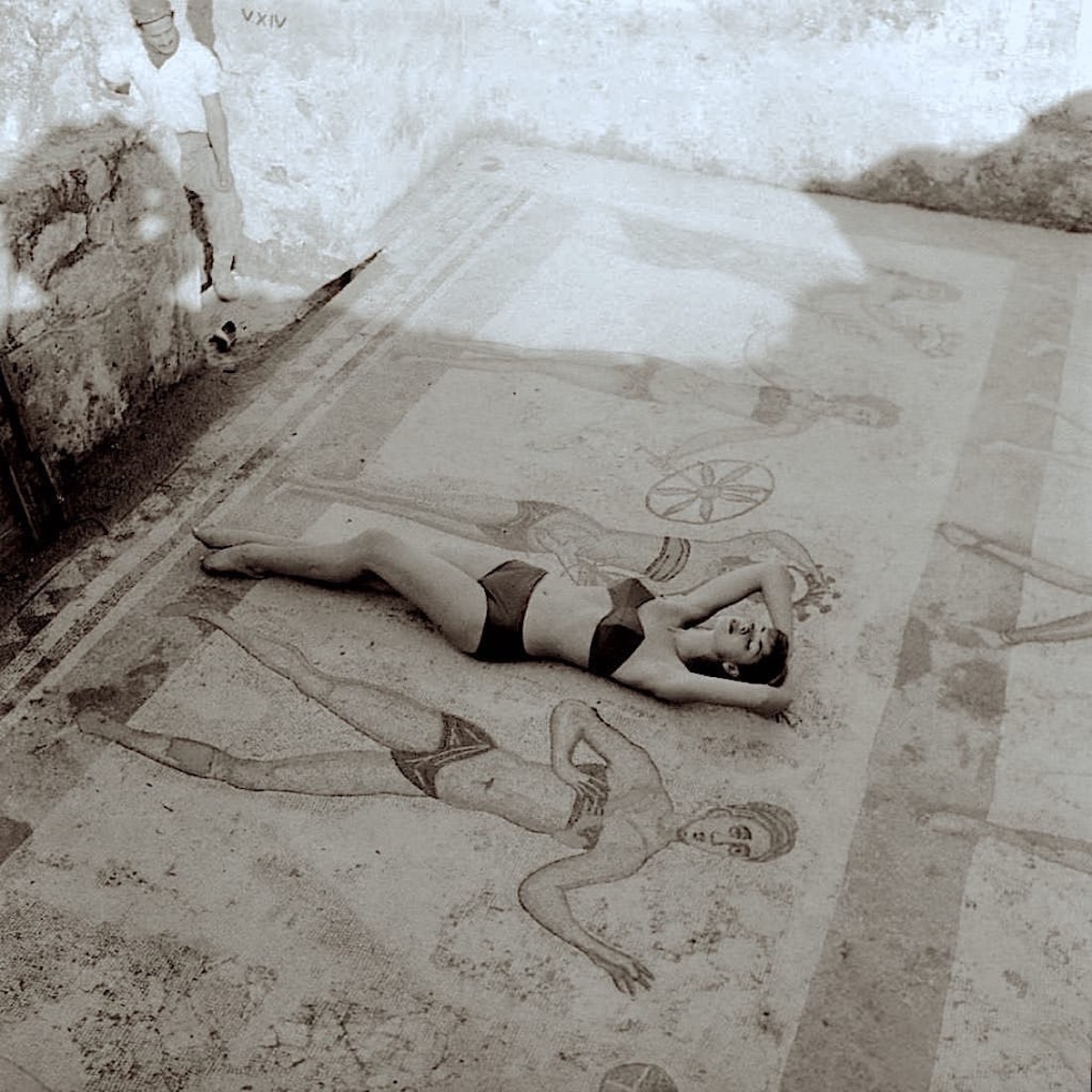 El diálogo entre los mosaicos romanos y el bikini contemporáneo recuerda que las prendas de dos piezas existían siglos antes de 1946. Imagen @coccoyou