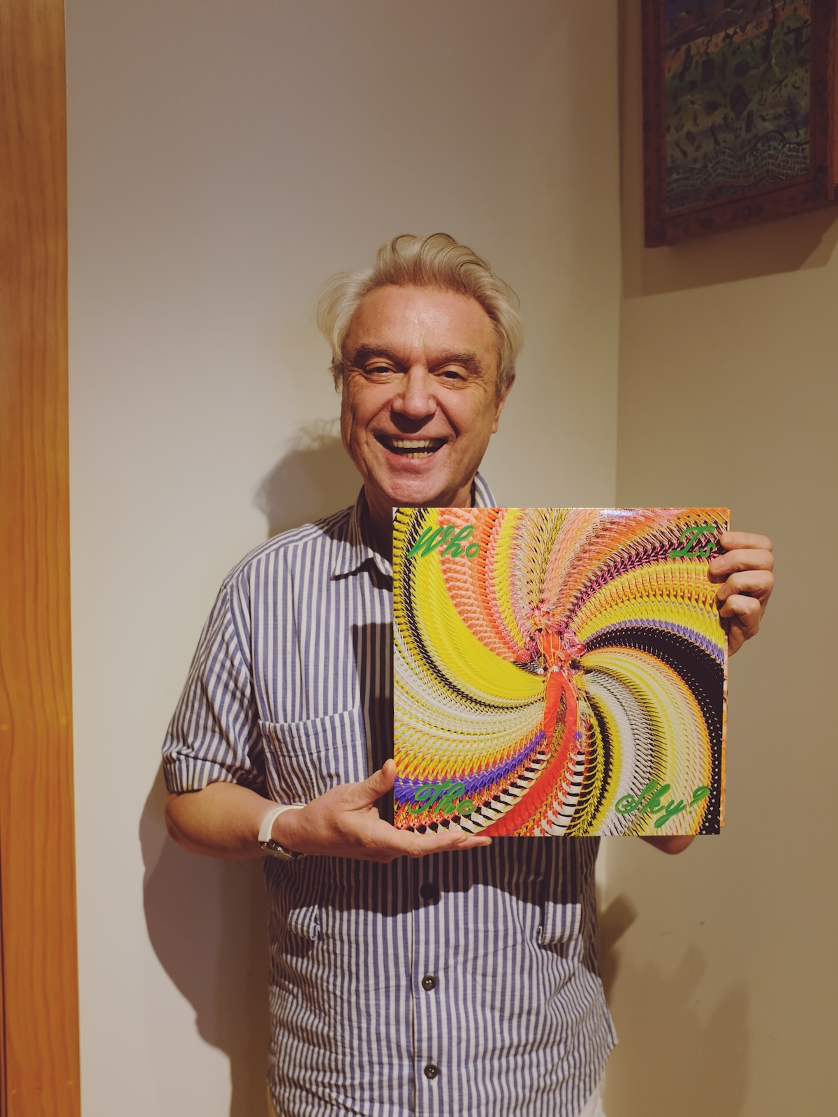 David Byrne llega al Bilbao BBK Live con una propuesta escénica que vuelve a demostrar por qué sigue siendo una de las grandes figuras del art-pop contemporáneo. Imagen: Instagram @davidbyrneofficial