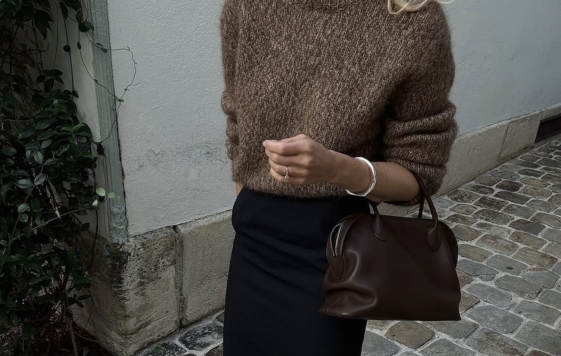 Modelo con bolso «Agnes» de The Row. Imagen: @anoukyve