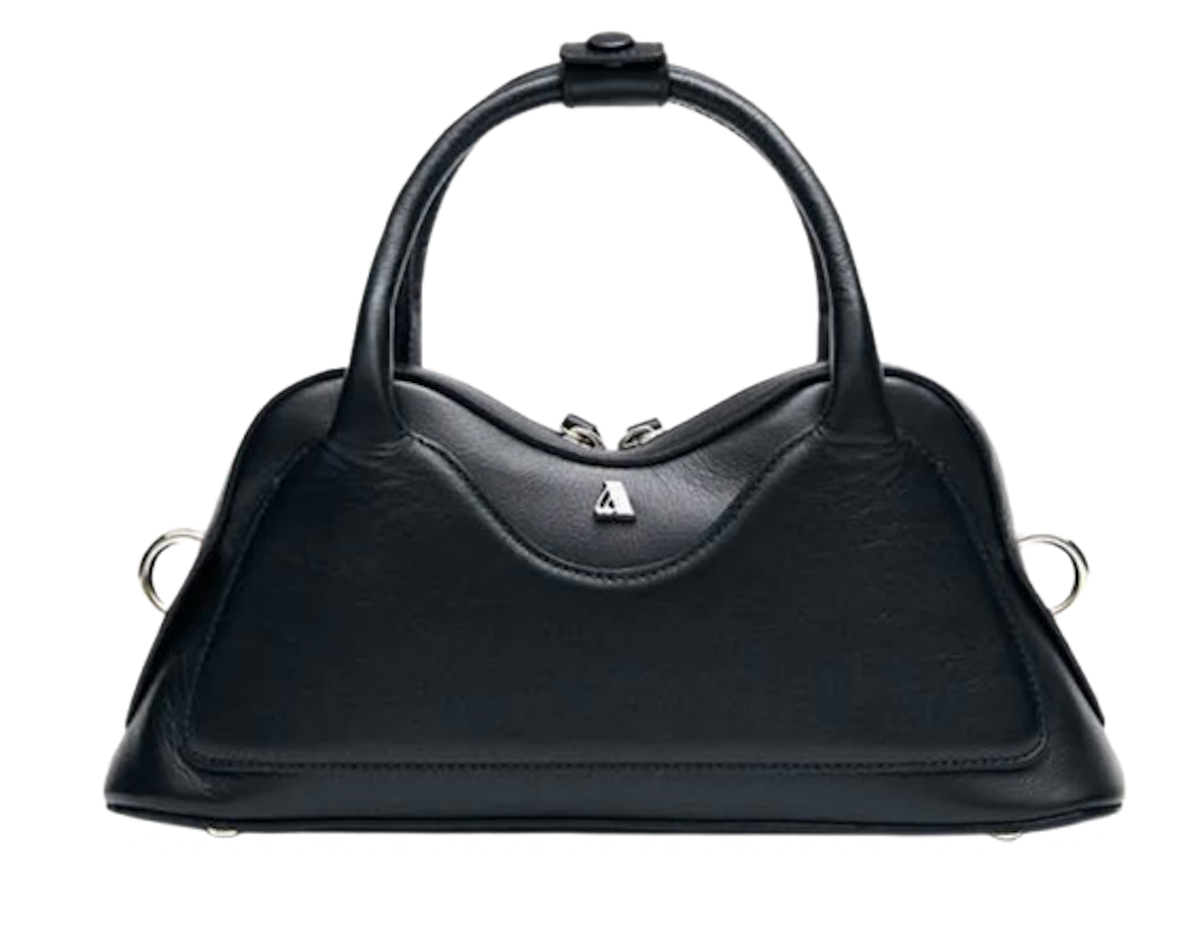 Bolso negro asimétrico de asa corta de Alohas, un modelo actualizado del bolso de The Row. Precio: 245€