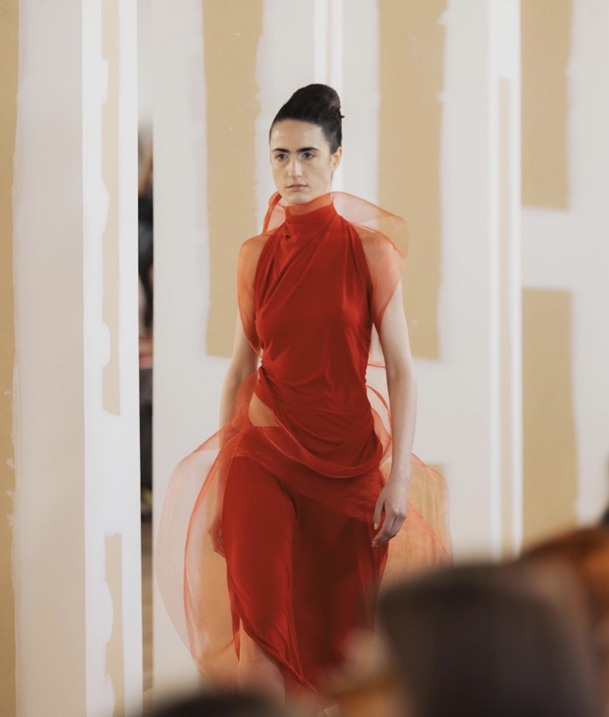 Imagen del desfile de Ernesto Naranjo en la última edición de Mercedes-Benz Fashion Week. Imagen: @mbfwmadrid 