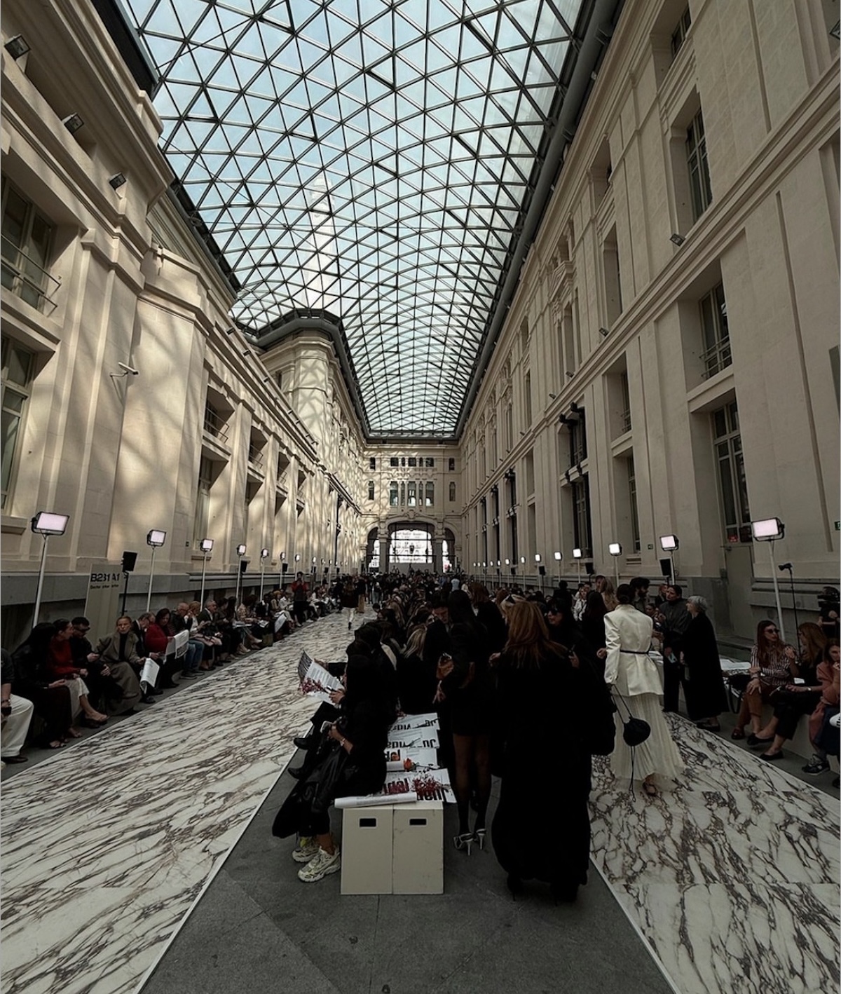 Desfile en el Palacio de Cibeles en Mercedes-Benz Fashion Week. Imagen: @mbfwmadrid