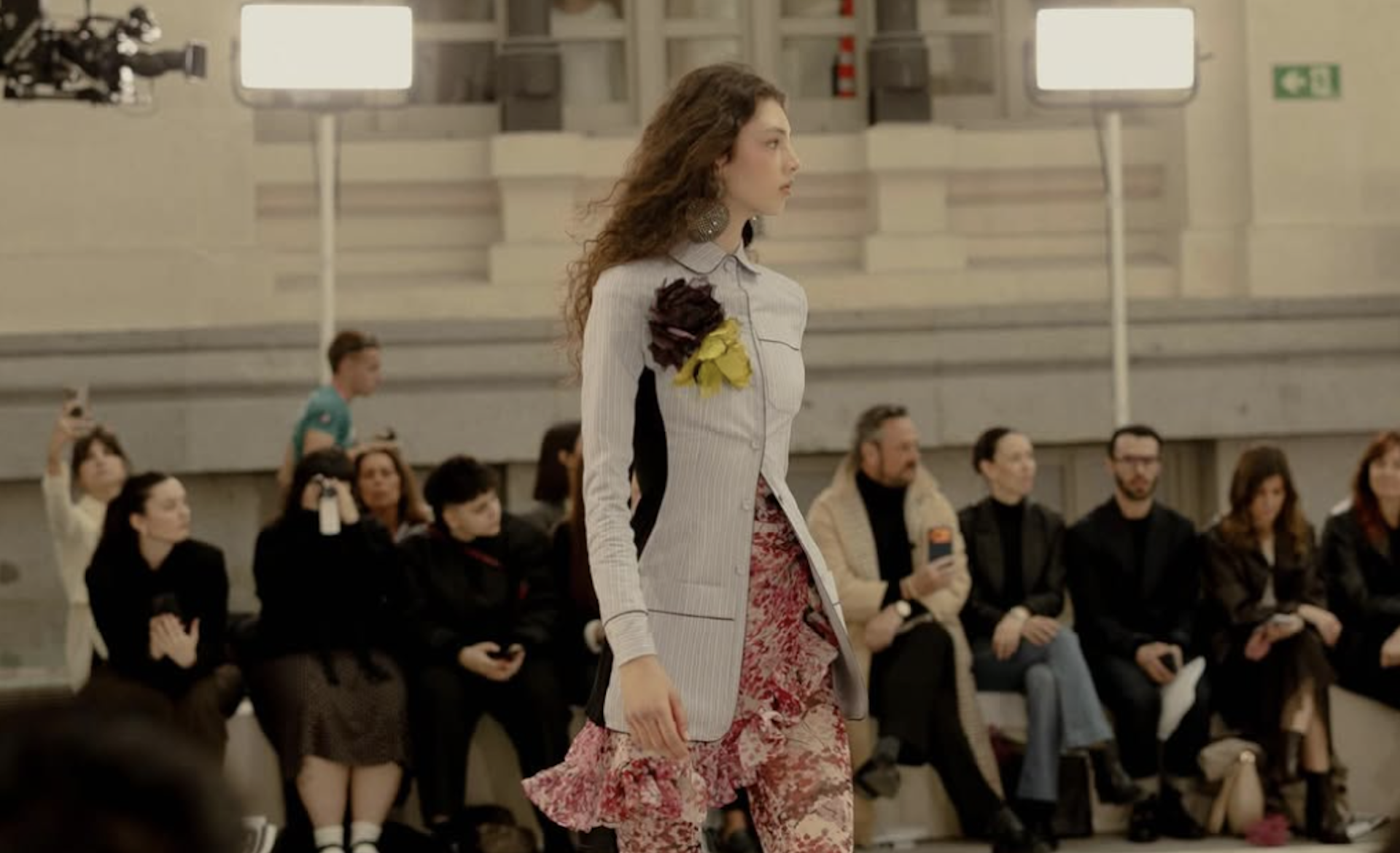Uno de los diseños del desfile de Juan Vidal en la anterior edición de Mercedes-Benz Fashion Week Madrid, donde el diseñador presentó su colección con música en directo. Imagen: @juanvidal
