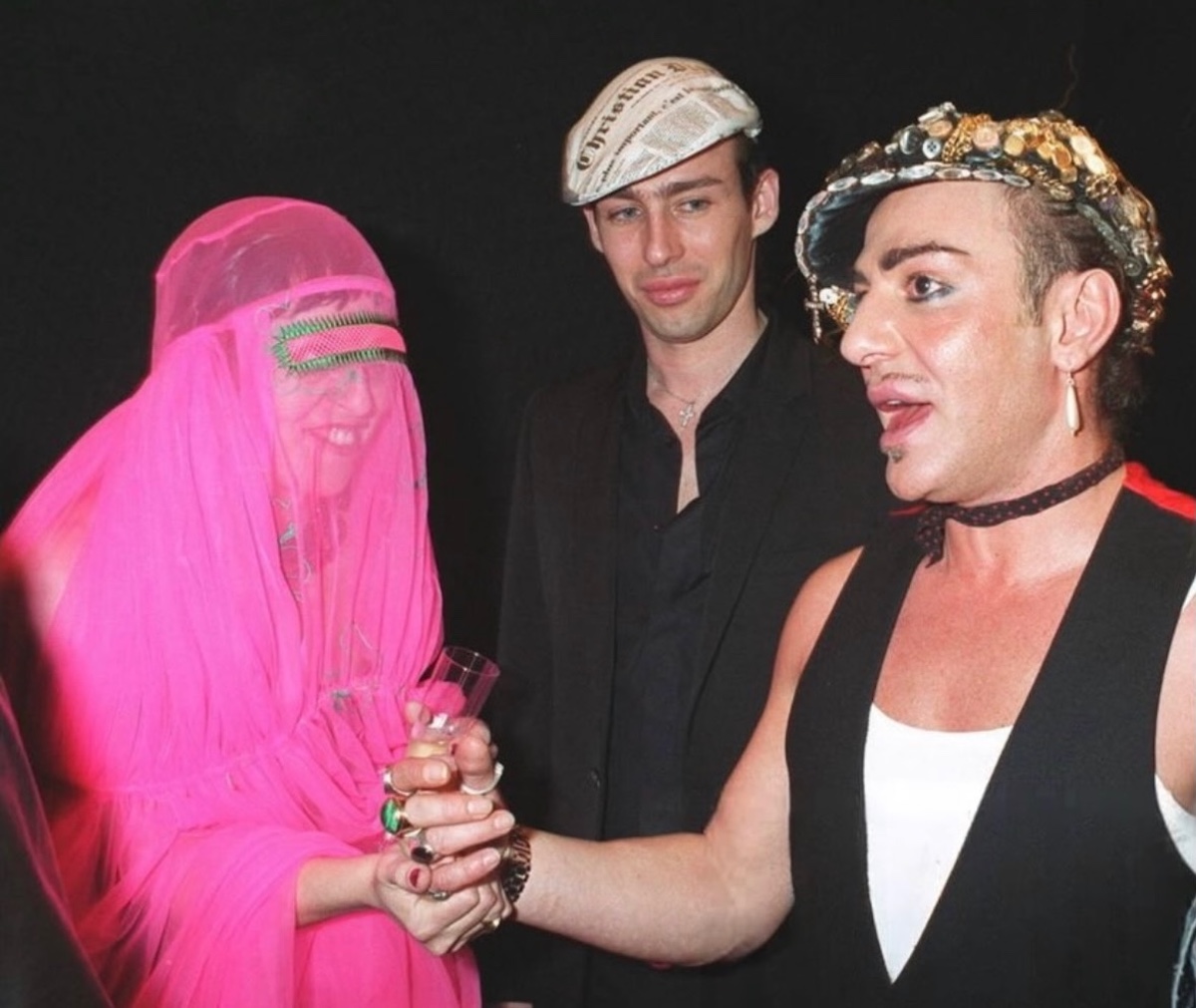 Isabella Blow junto a John Galliano, uno de los diseñadores que protagonizaron la revolución de la moda británica de los años noventa. Imagen: @2000sanxiety
