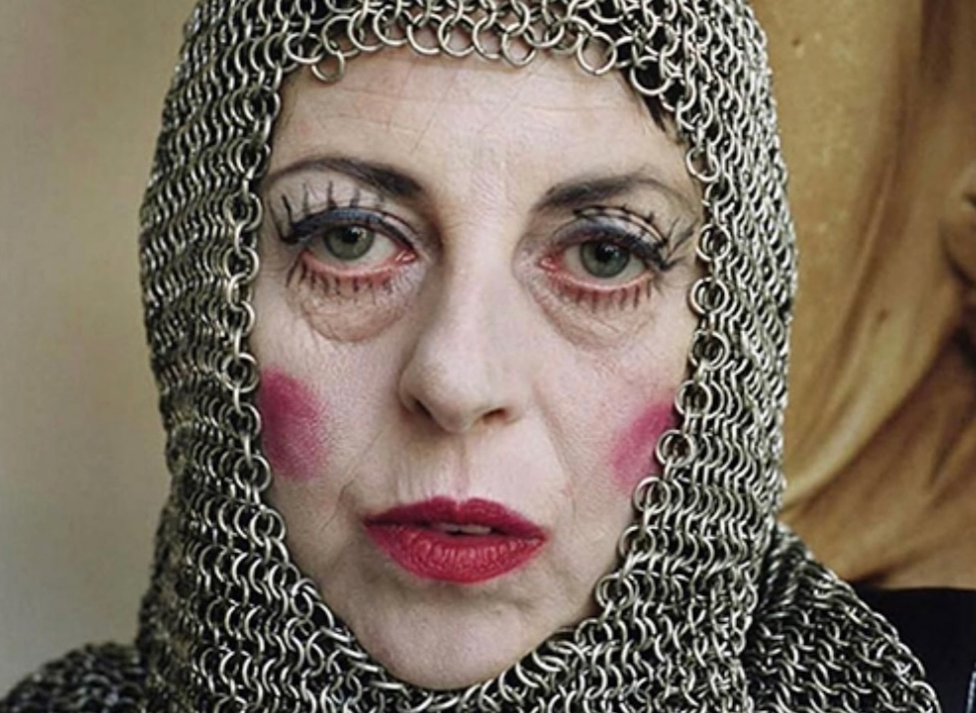 Isabella Blow convirtió la moda, los sombreros y los accesorios más extremos en parte de una identidad visual absolutamente única. Ahora, en «Wild Bird», Olivia Colman le dará vida. Imagen: @ocu_lus