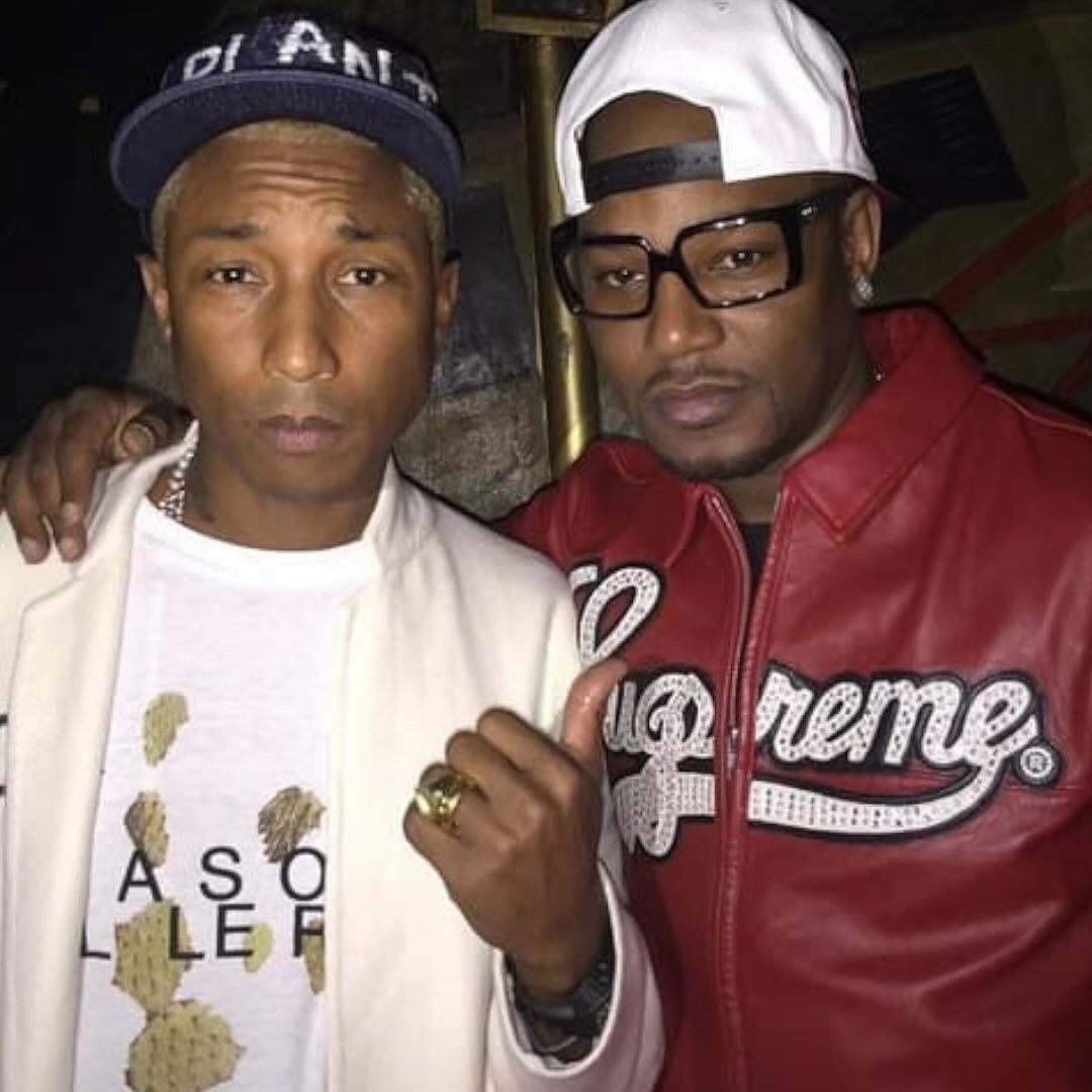Pharrell Williams junto a Cam’ron, dos figuras vinculadas a la cultura hip-hop y al universo streetwear de Supreme. Imagen: @archivedbykyle