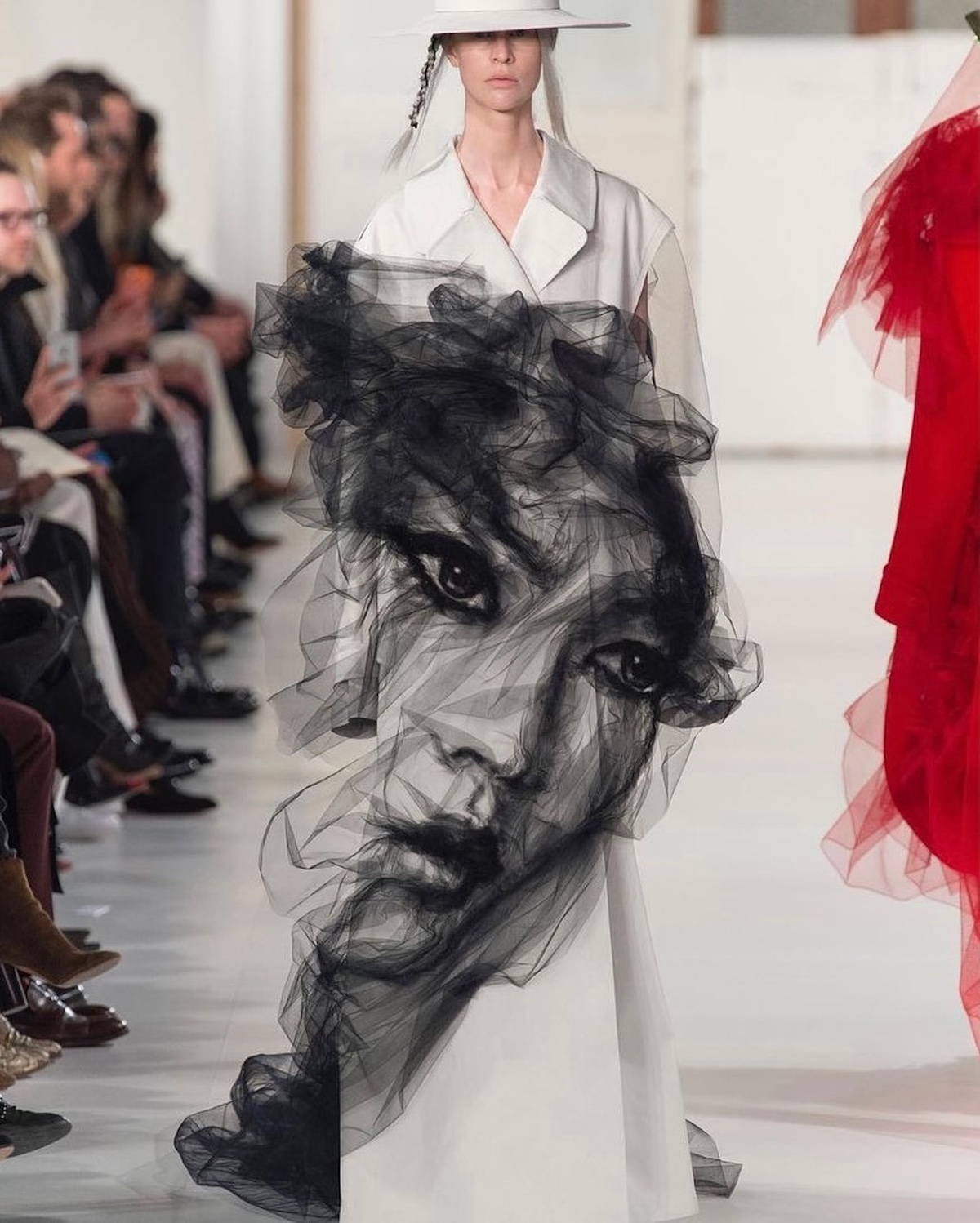 La teatralidad de la moda de John Galliano, una constante de su carrera desde sus primeras colecciones hasta Maison Margiela. Imagen: @artleove