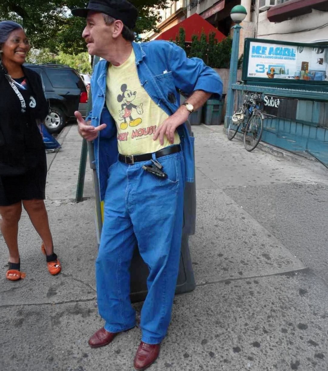 El bleu de travail, característico de la ropa obrera francesa, se convierte en referente de la estética workwear y la moda utilitaria contemporánea. Imagen: @chagawoon_sweater