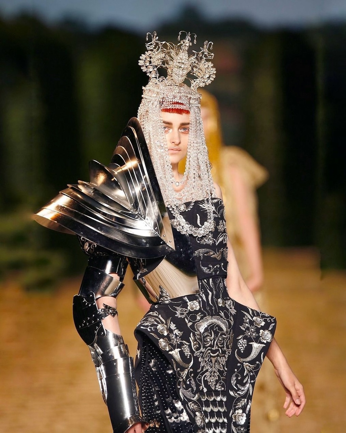 Uno de los espectaculares looks de pasarela asociados al universo creativo de John Galliano. Imagen: @echo_runway
