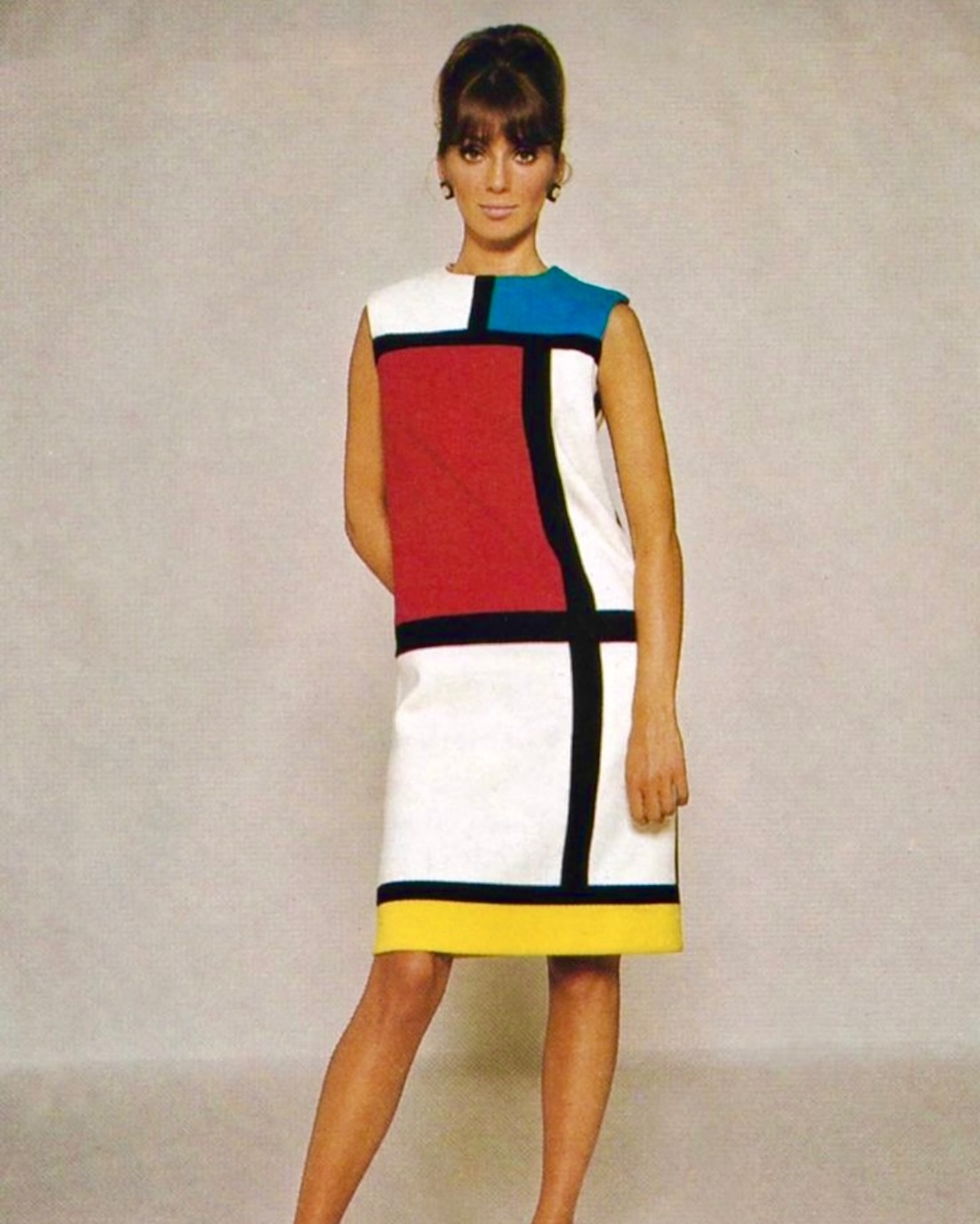 Vestido de Yves Saint Laurent que rinde homenaje a Piet Mondrian. Imagen: @fernandapaisley1