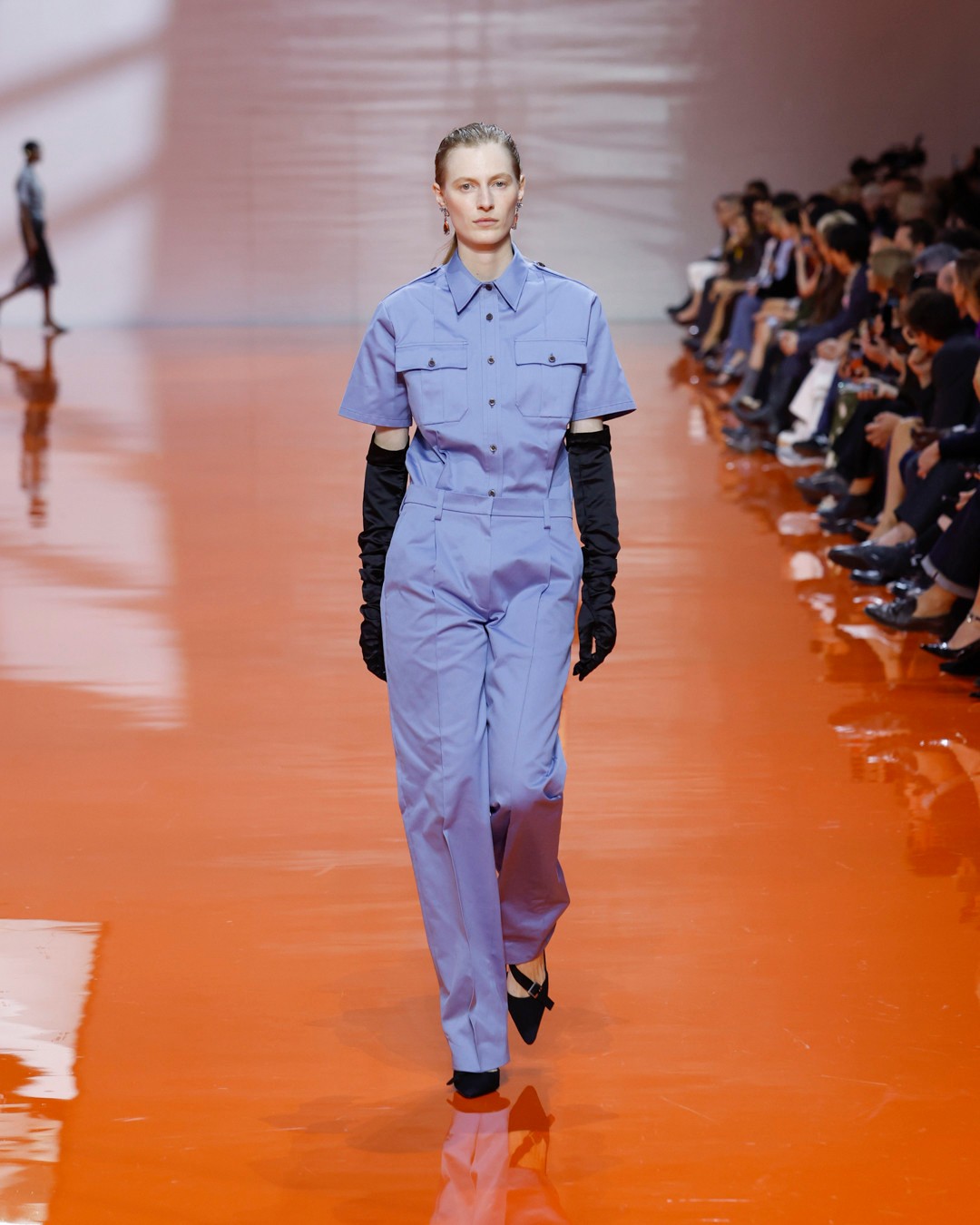 La moda utilitaria lleva los uniformes de trabajo a la pasarela, reinterpretando la funcionalidad desde una perspectiva de lujo. Imagen: @financialtimesfashion