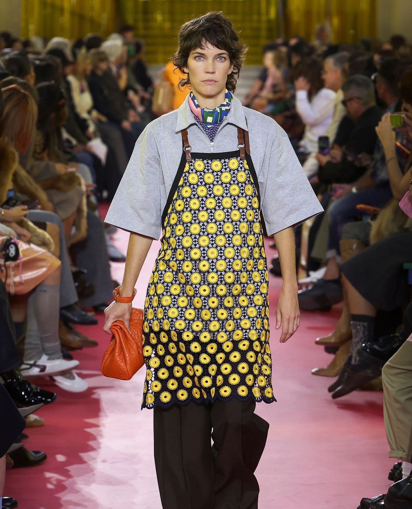 La ropa de trabajo inspira nuevas siluetas que mezclan funcionalidad, lujo y códigos del uniforme. Imagen: @financialtimesfashion
