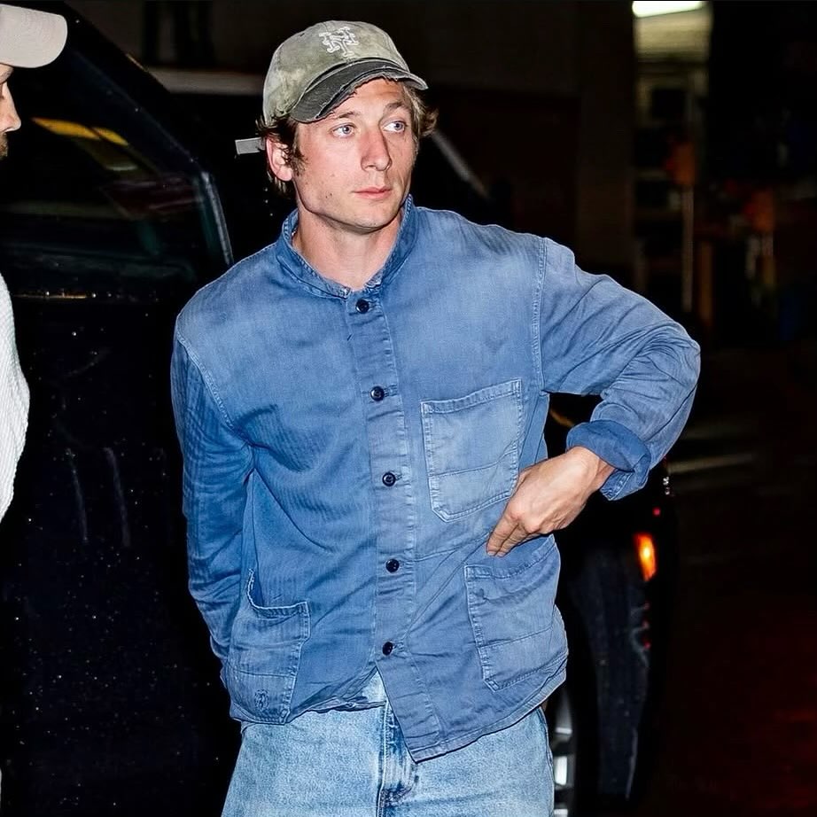 Jeremy Allen White apuesta por la estética workwear con una chaqueta de trabajo azul, una de las prendas clave de la moda utilitaria. Imagen: @goldenage_workwear