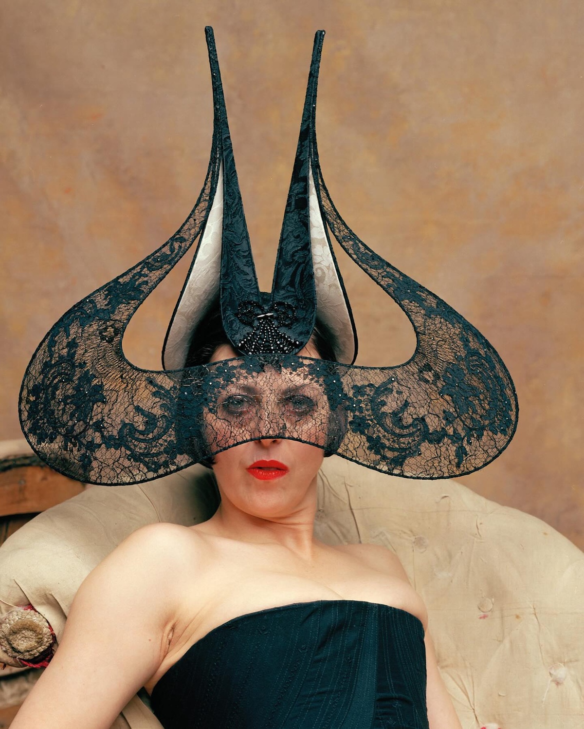 Isabella Blow hizo de los sombreros de Philip Treacy una de las señas de identidad más reconocibles de su estilo.Imagen: @historia_de_la_moda