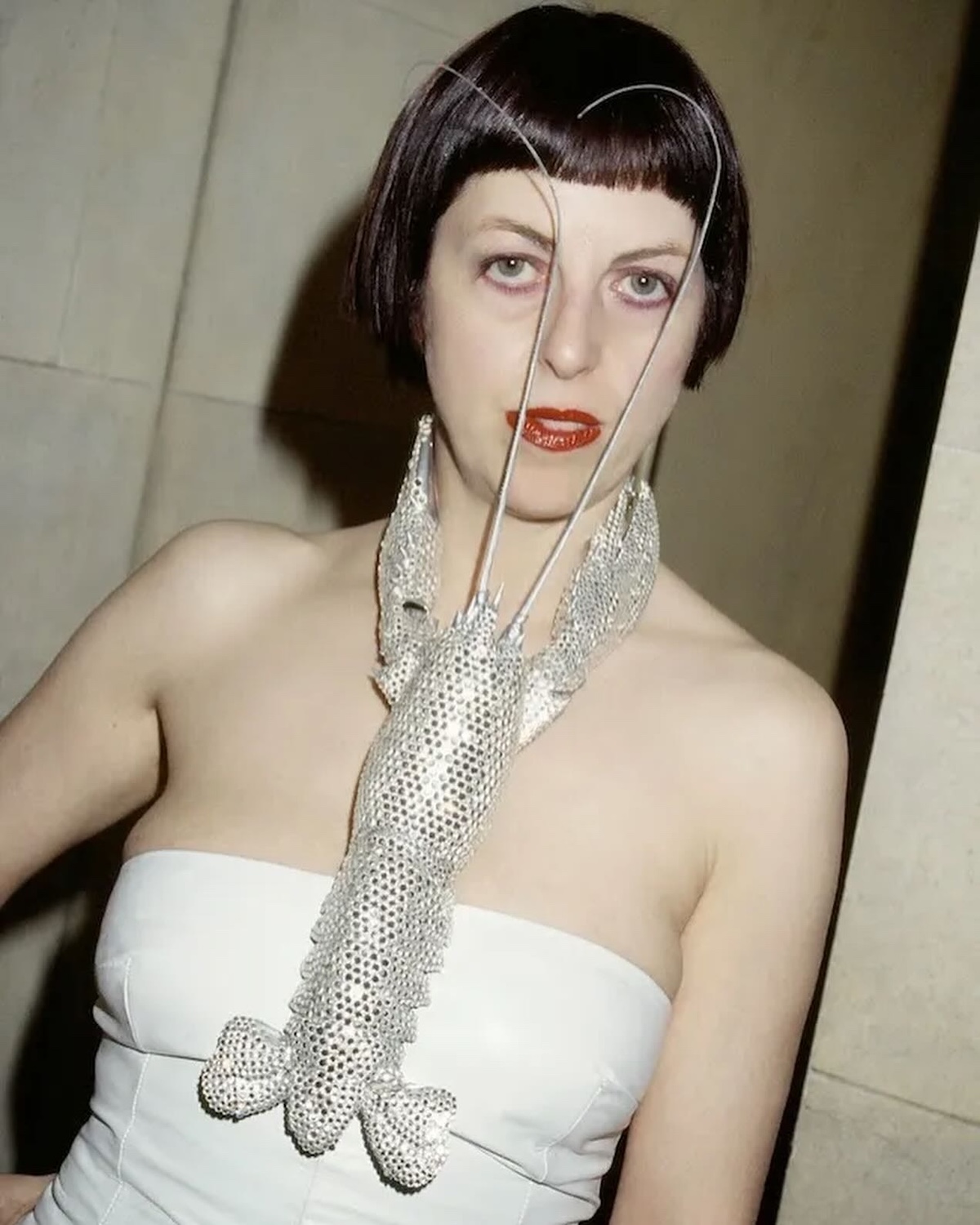 El estilo de Isabella Blow mezclaba moda británica, teatralidad y sombreros escultóricos que convertían cada aparición en una imagen inolvidable. Imagen: @historia_de_la_moda